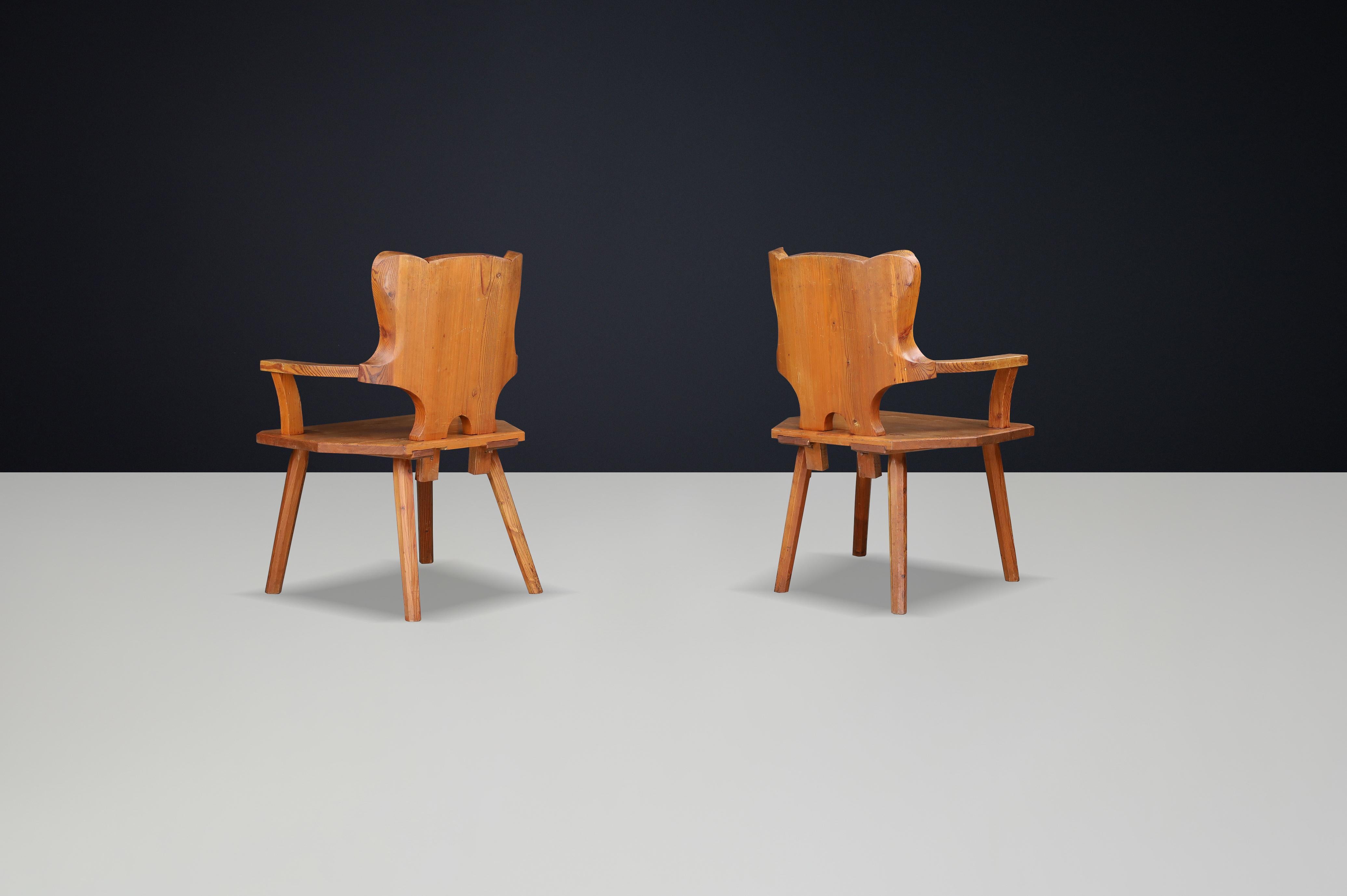 Suédois Fauteuils monumentaux en pin suédois, années 1950 - Sculptural Rustic Modernity en vente