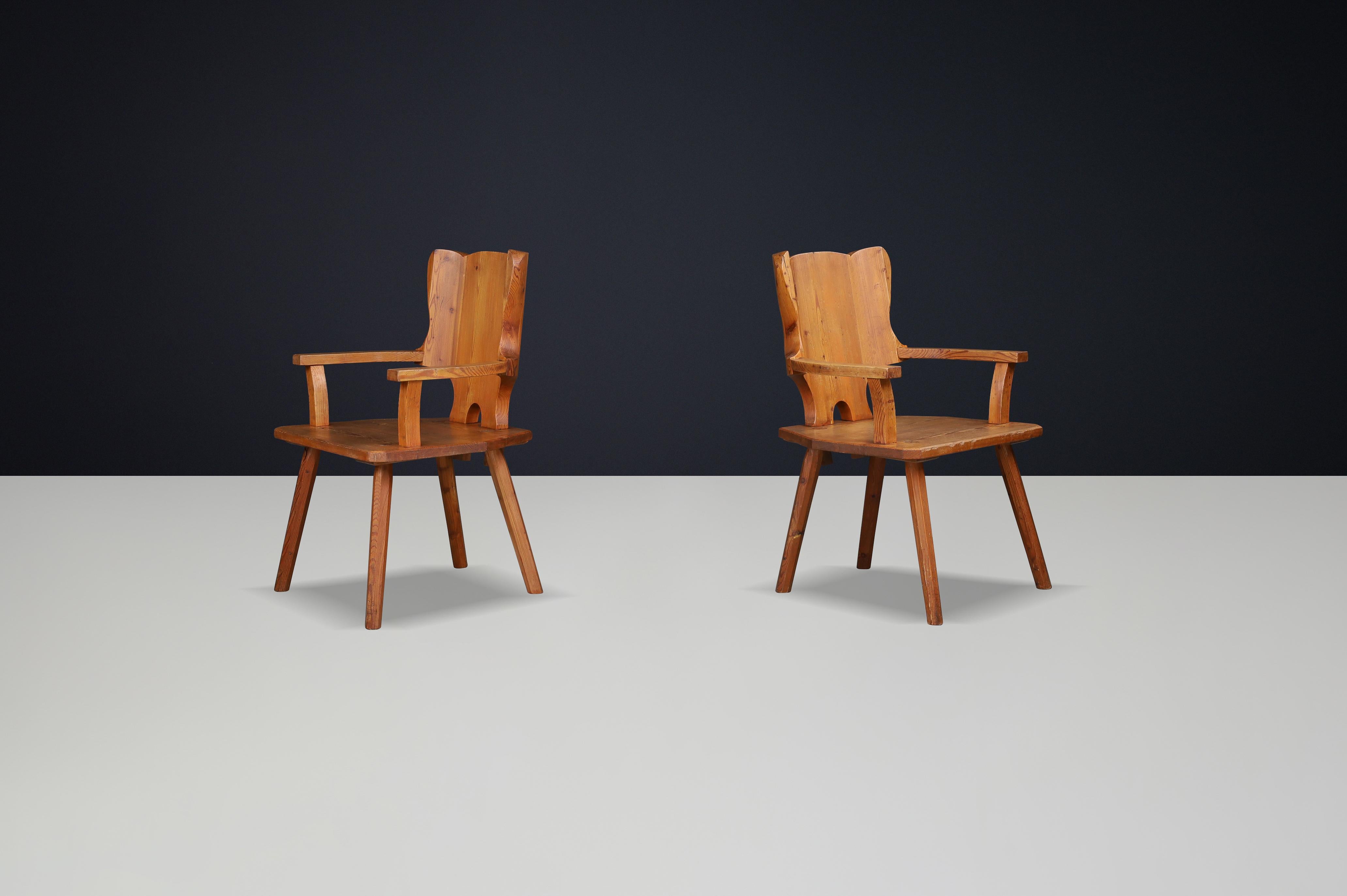 Fauteuils monumentaux en pin suédois, années 1950 - Sculptural Rustic Modernity Bon état - En vente à Almelo, NL