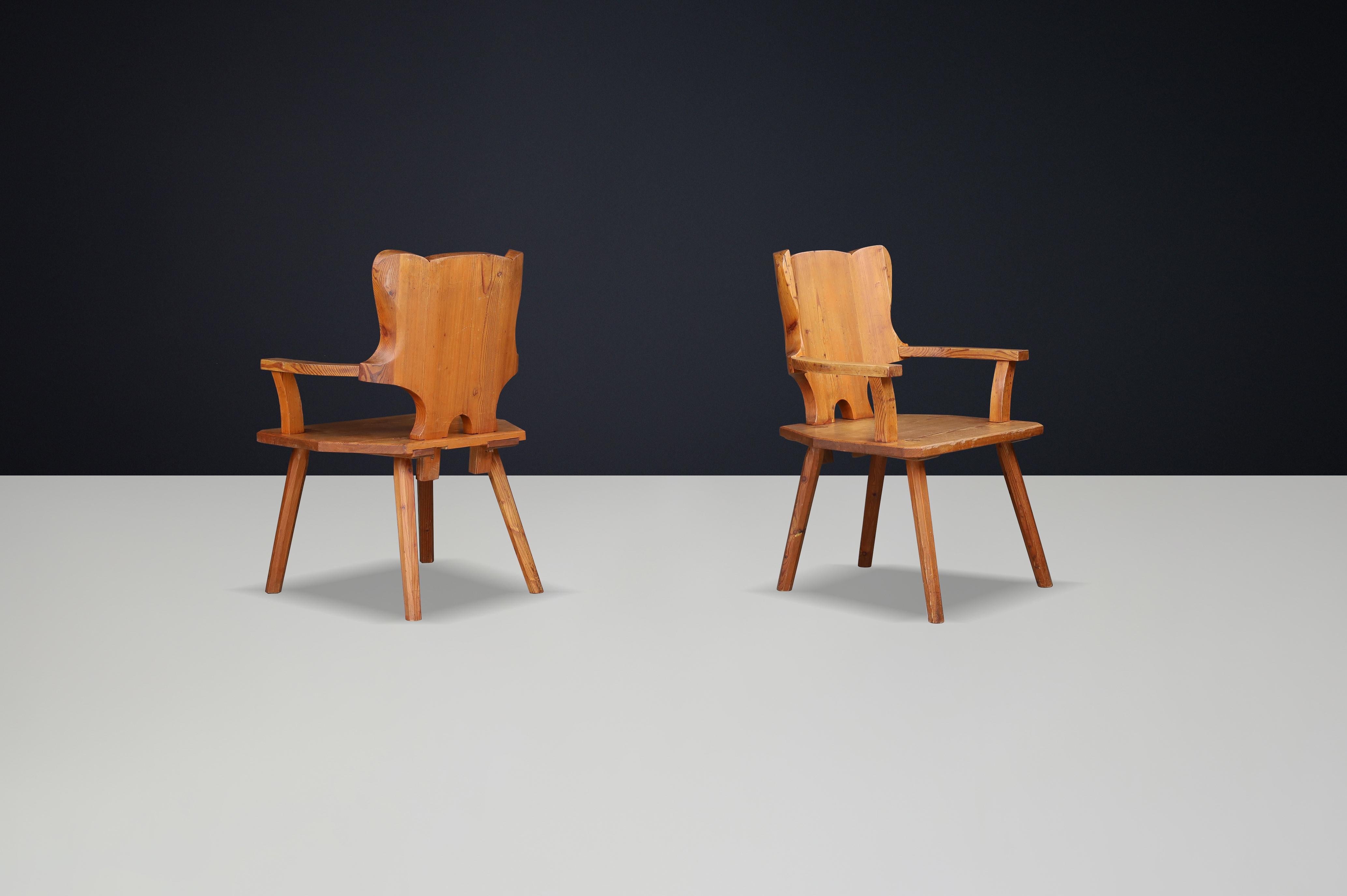 20ième siècle Fauteuils monumentaux en pin suédois, années 1950 - Sculptural Rustic Modernity en vente