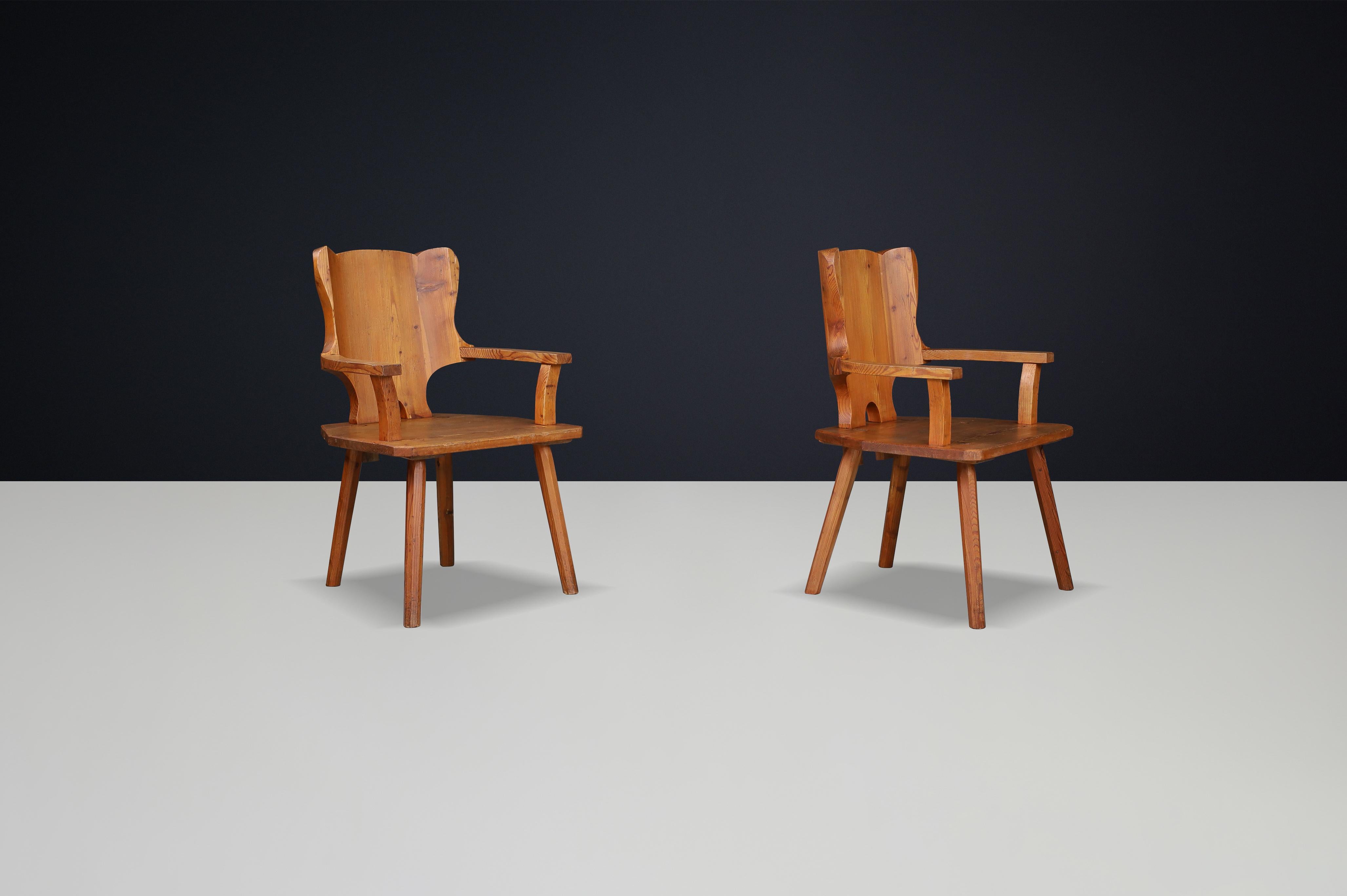 Pin Fauteuils monumentaux en pin suédois, années 1950 - Sculptural Rustic Modernity en vente