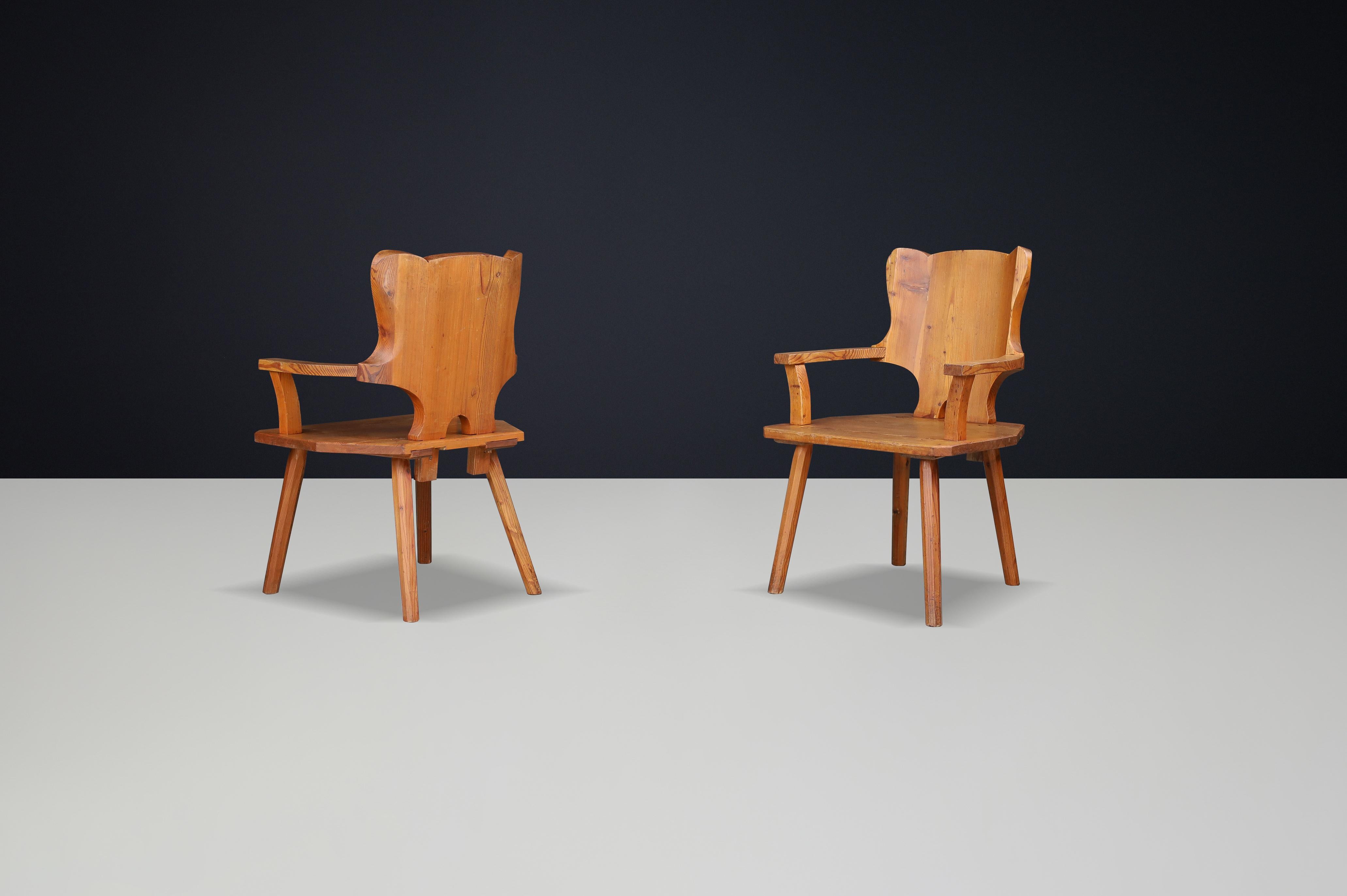 Fauteuils monumentaux en pin suédois, années 1950 - Sculptural Rustic Modernity en vente 1