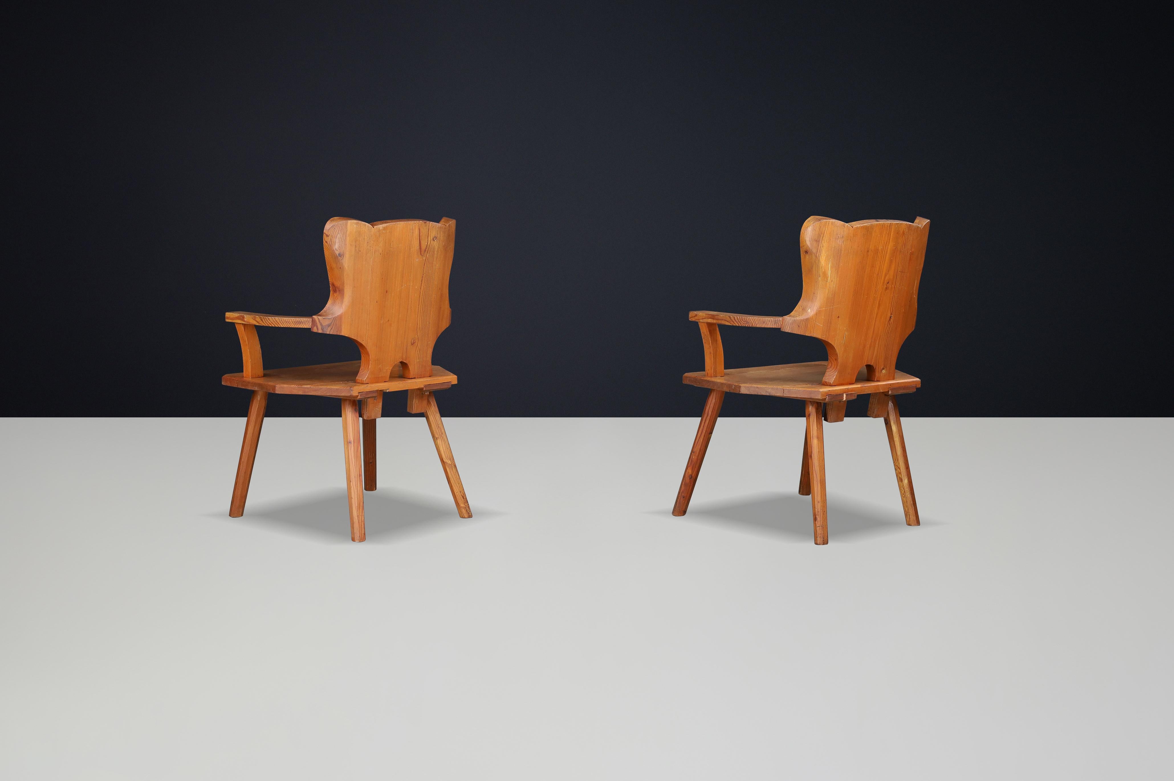 Fauteuils monumentaux en pin suédois, années 1950 - Sculptural Rustic Modernity en vente 2