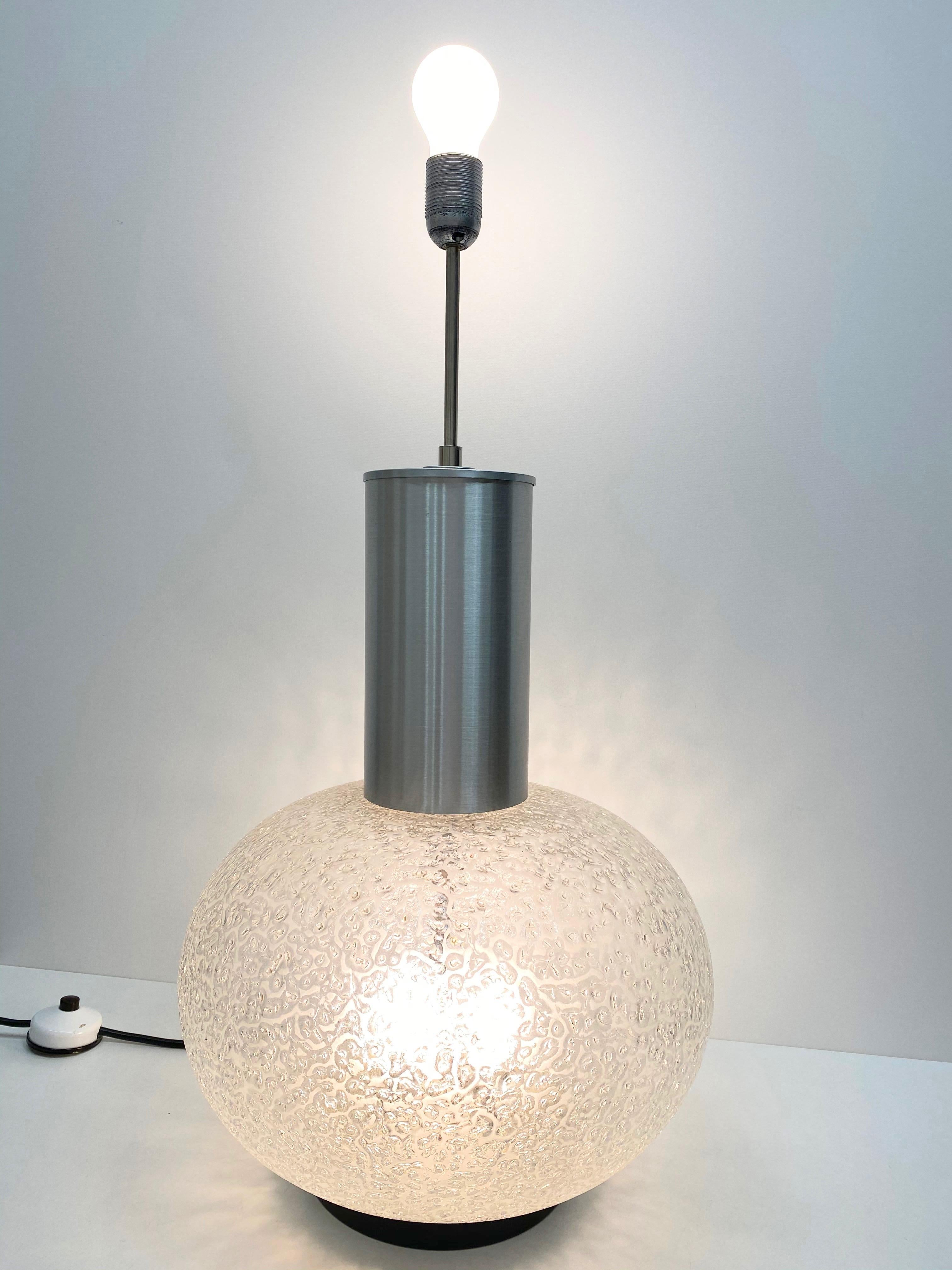 Belle grande lampe de table monumentale lampe de pied ou de table d'appoint. Réalisé en verre et en aluminium par Doria Leuchten, Allemagne. Le verre est en forme de glace ou de boule de neige. Cette lampe nécessite une ampoule Edison européenne E27