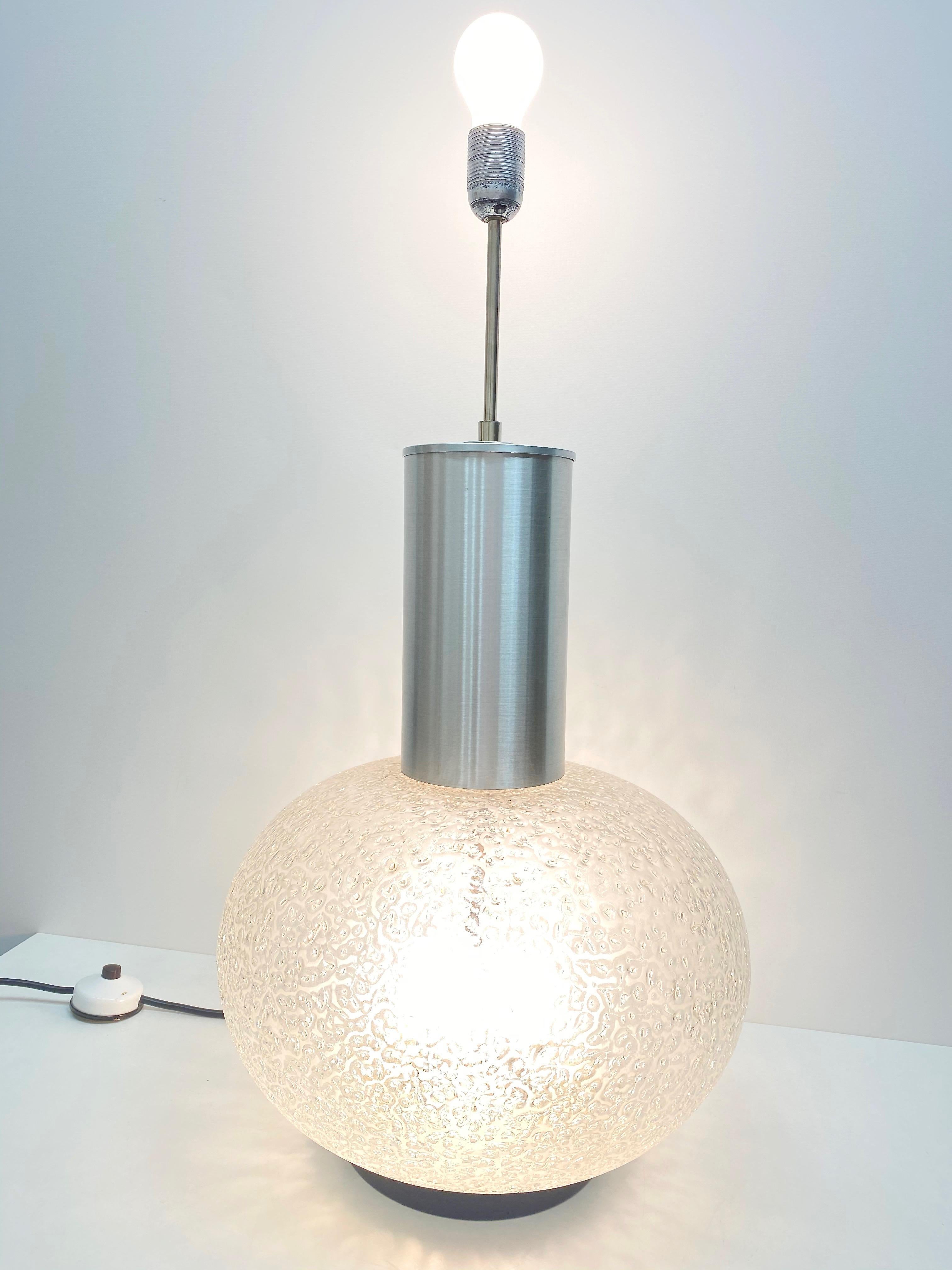 Hollywood Regency Monumental Table Lamp Foot Snowball Ice Glass Globe:: 1960s Doria Leuchten en vente