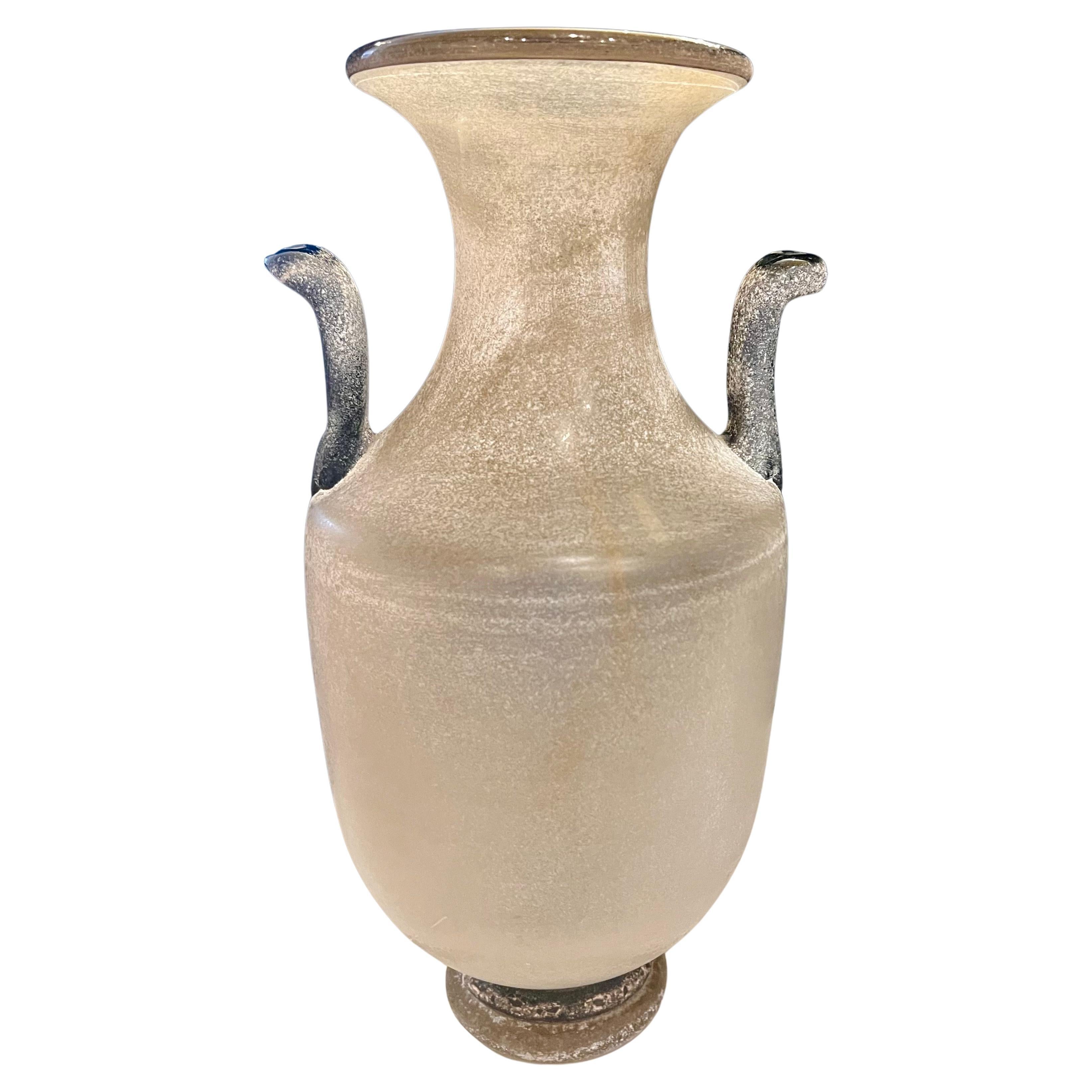 Elegante jarrón alto y único de cristal de Cenedese Scavo, de la década de 1970, en combinación de cristal con acentos morados, sin astillas ni grietas. firmado en la parte inferior Ten en cuenta que es sólo un jarrón 