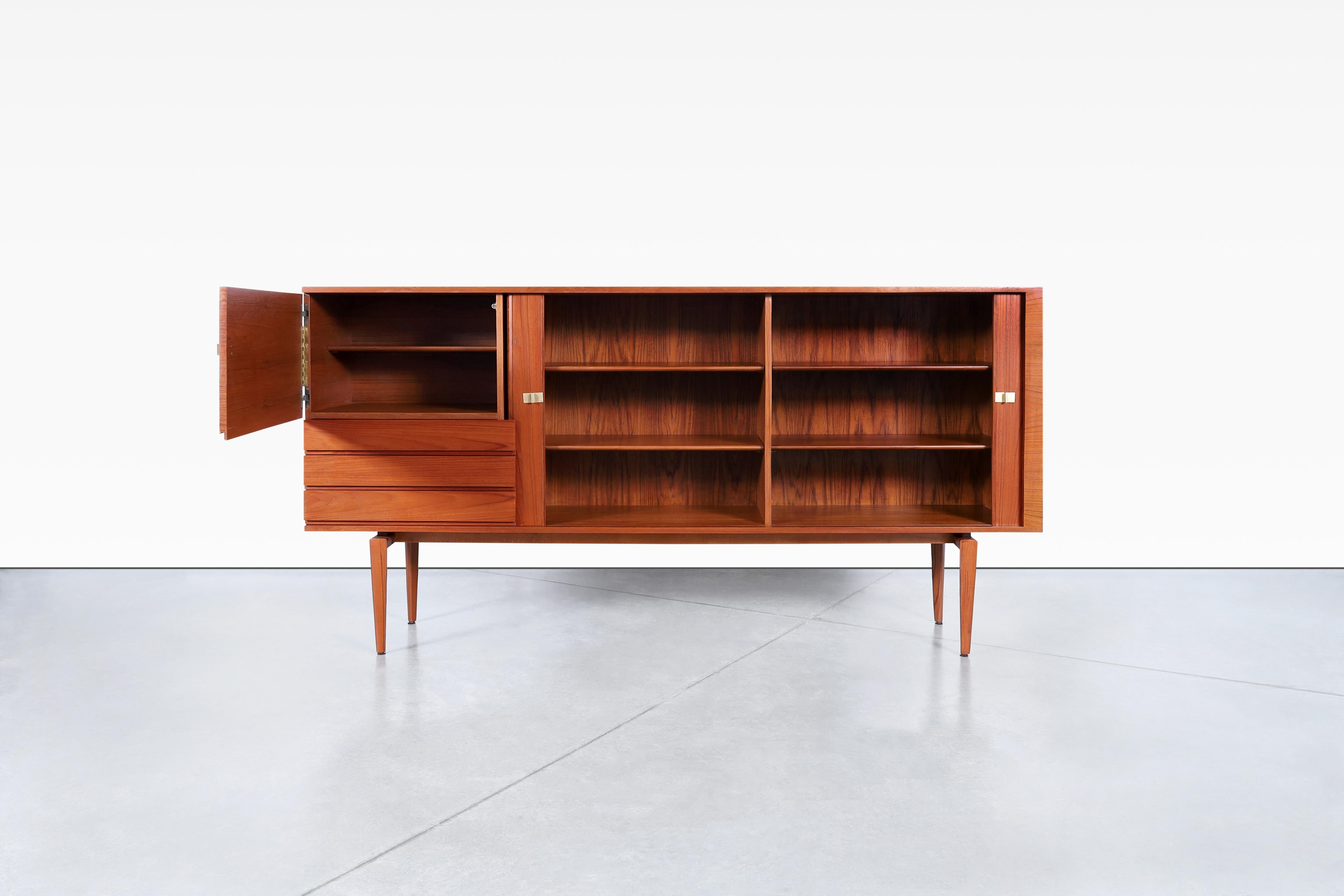 Credenza monumentale con ante a tamburo in teak di H. H. A. Klein per Bramin in vendita 3