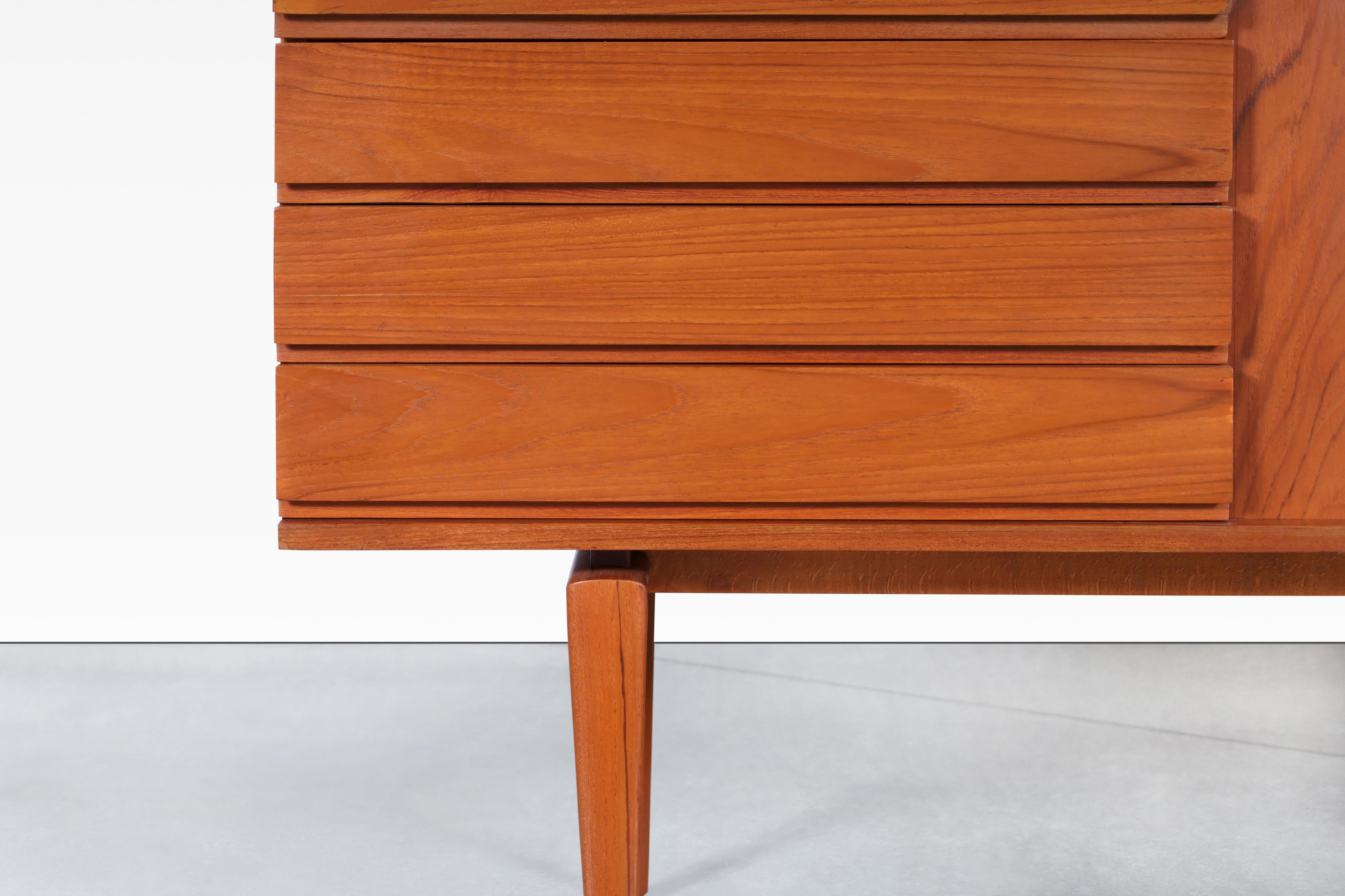 Credenza monumentale con ante a tamburo in teak di H. H. A. Klein per Bramin in vendita 4