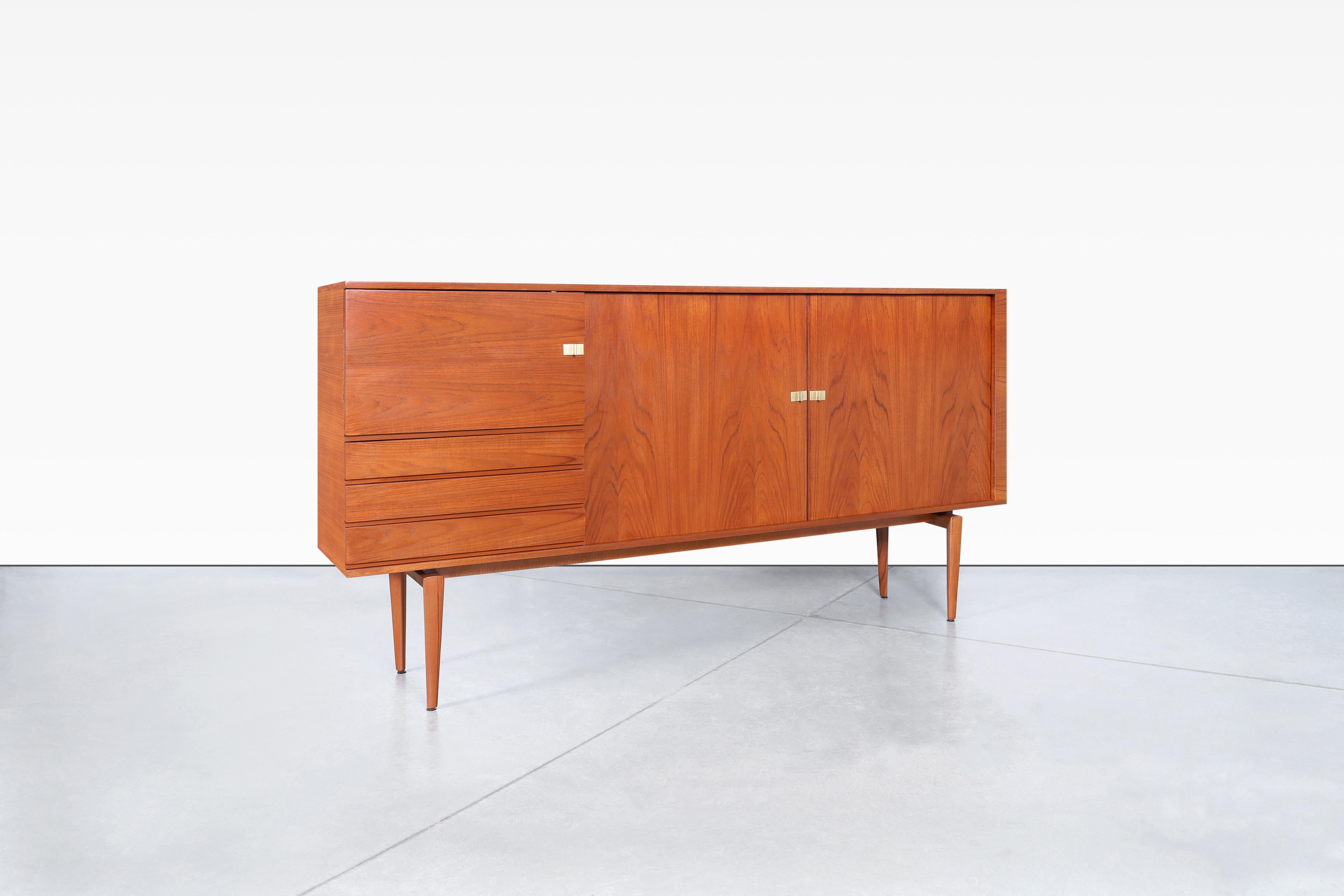 Ti presentiamo una splendida credenza danese moderna in teak disegnata da H.W. Klein e realizzato con maestria da Bramin. Questa magnifica credenza è la versione grande, una vera rarità di cui esistono solo pochi esemplari. Il mobile è dotato di due