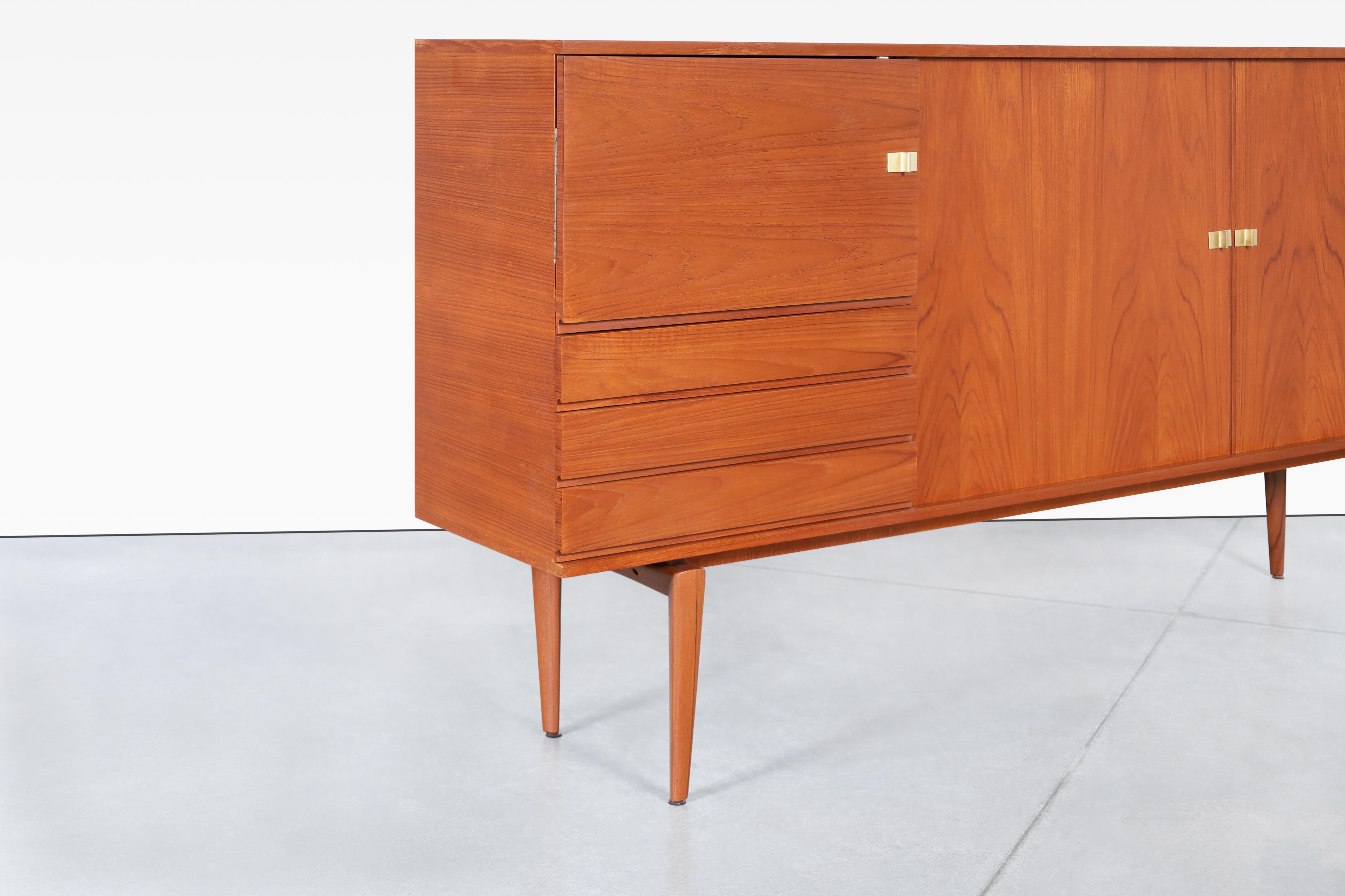 Mid-Century moderno Credenza monumentale con ante a tamburo in teak di H. H. A. Klein per Bramin in vendita