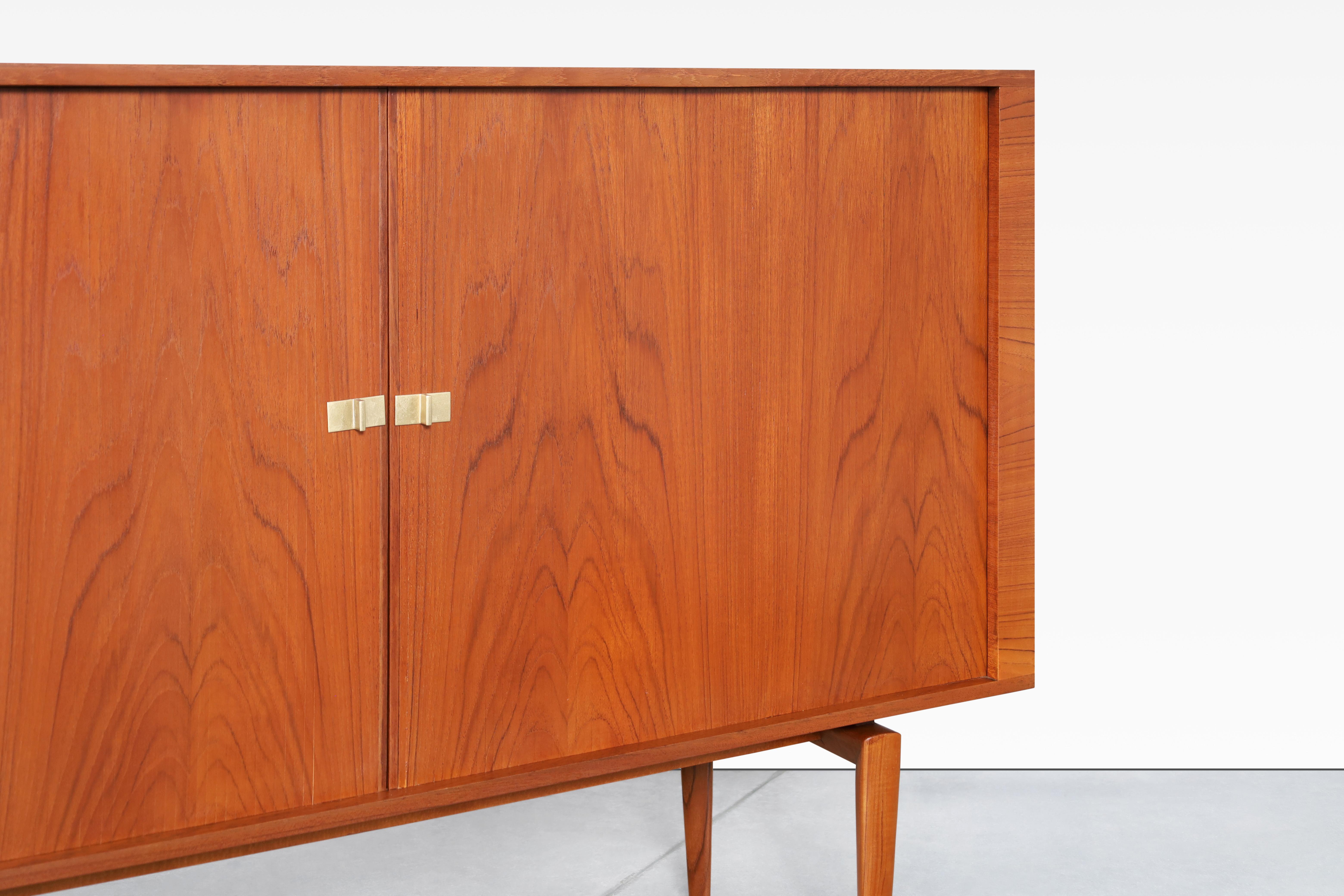 Danese Credenza monumentale con ante a tamburo in teak di H. H. A. Klein per Bramin in vendita
