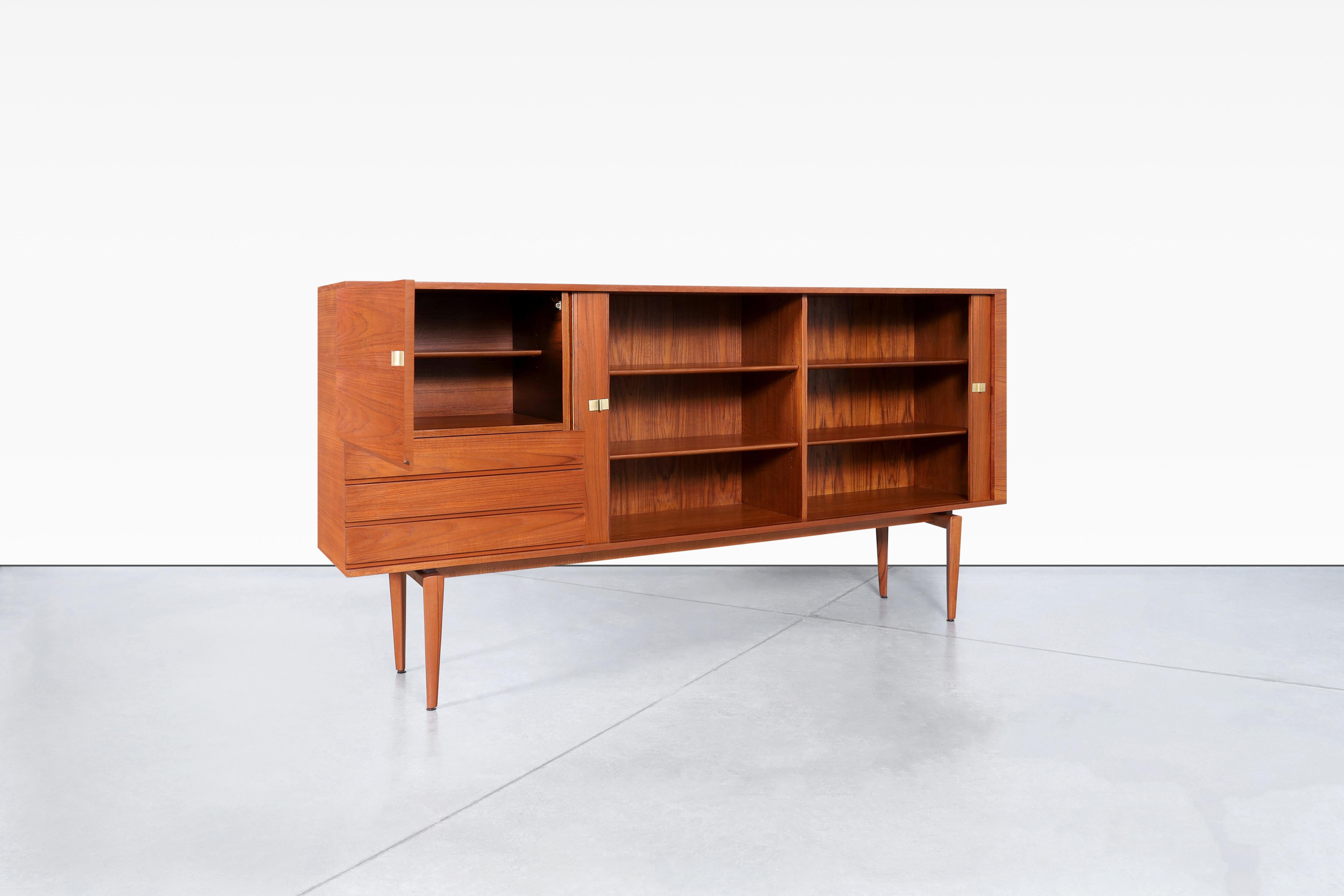 Credenza monumentale con ante a tamburo in teak di H. H. A. Klein per Bramin In condizioni ottime in vendita a North Hollywood, CA
