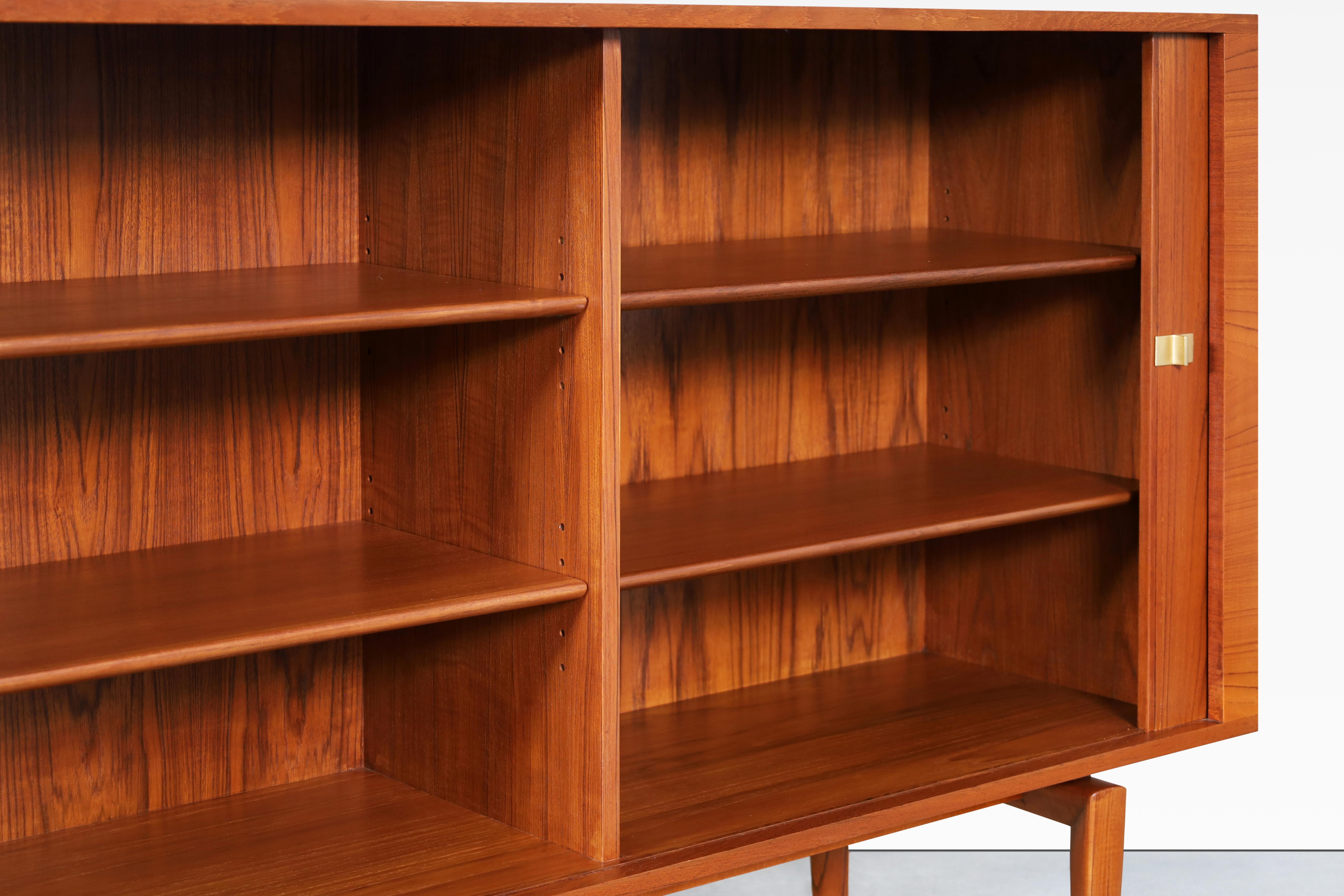 Metà XX secolo Credenza monumentale con ante a tamburo in teak di H. H. A. Klein per Bramin in vendita