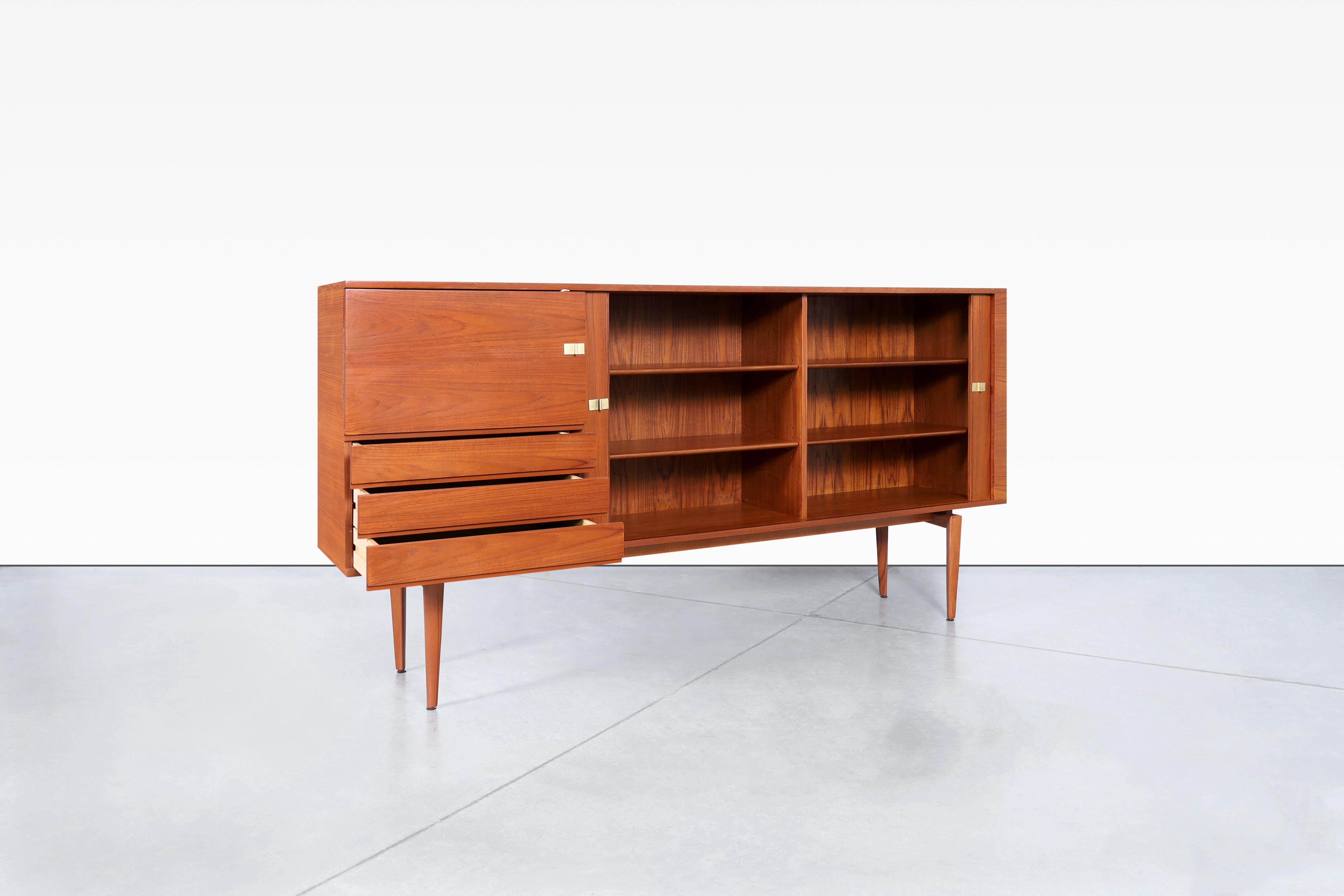 Metallo Credenza monumentale con ante a tamburo in teak di H. H. A. Klein per Bramin in vendita