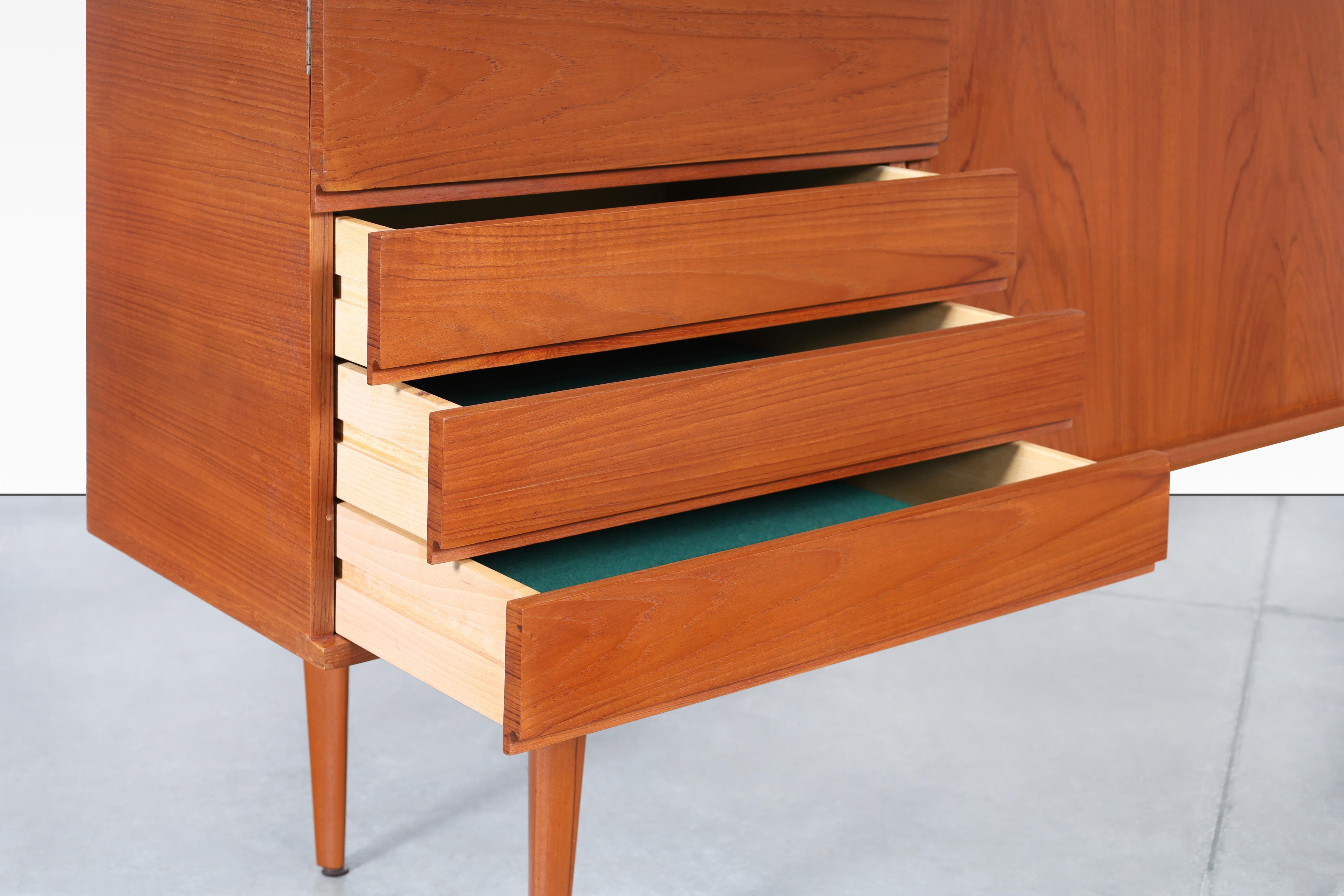 Credenza monumentale con ante a tamburo in teak di H. H. A. Klein per Bramin in vendita 1
