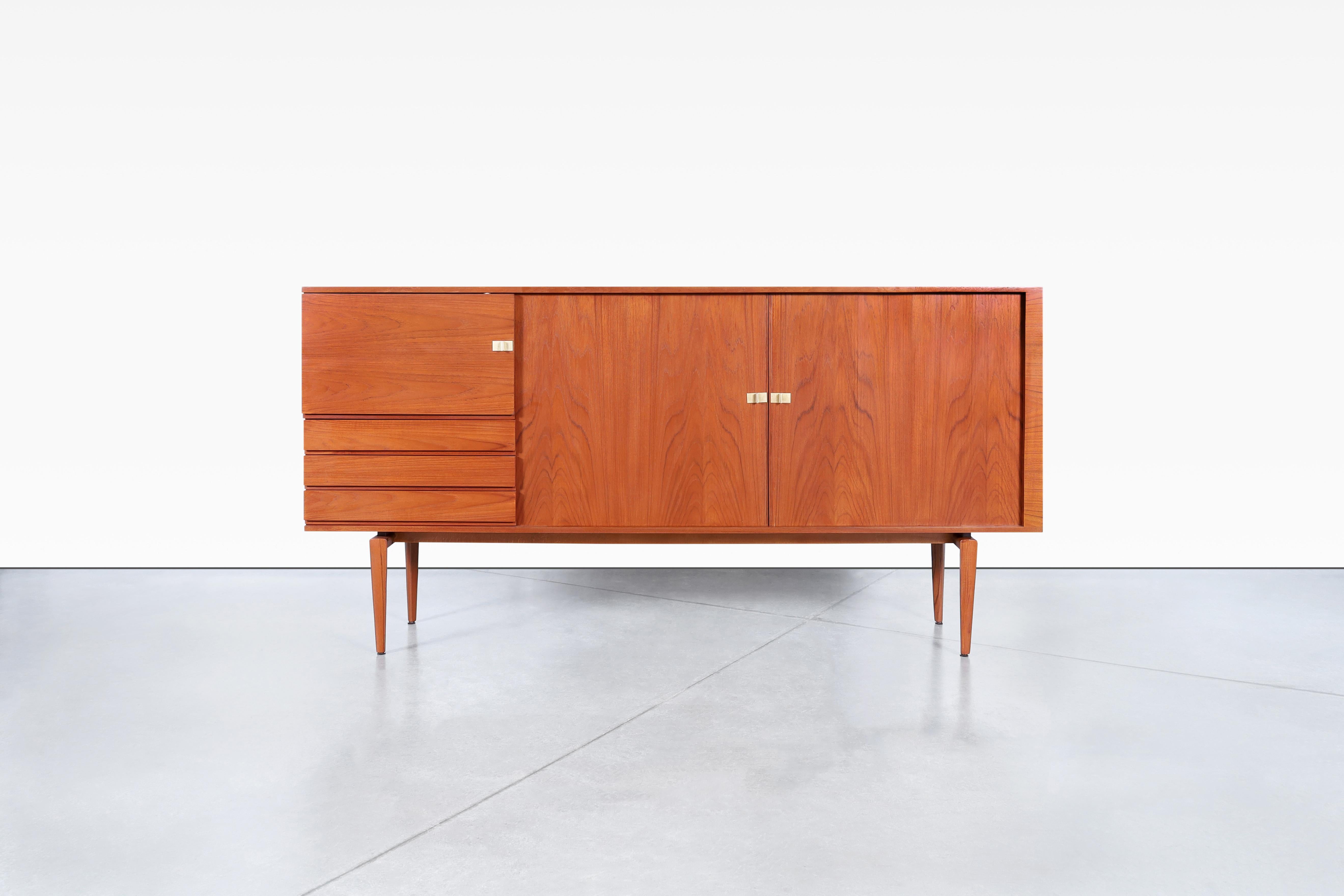 Credenza monumentale con ante a tamburo in teak di H. H. A. Klein per Bramin in vendita 2