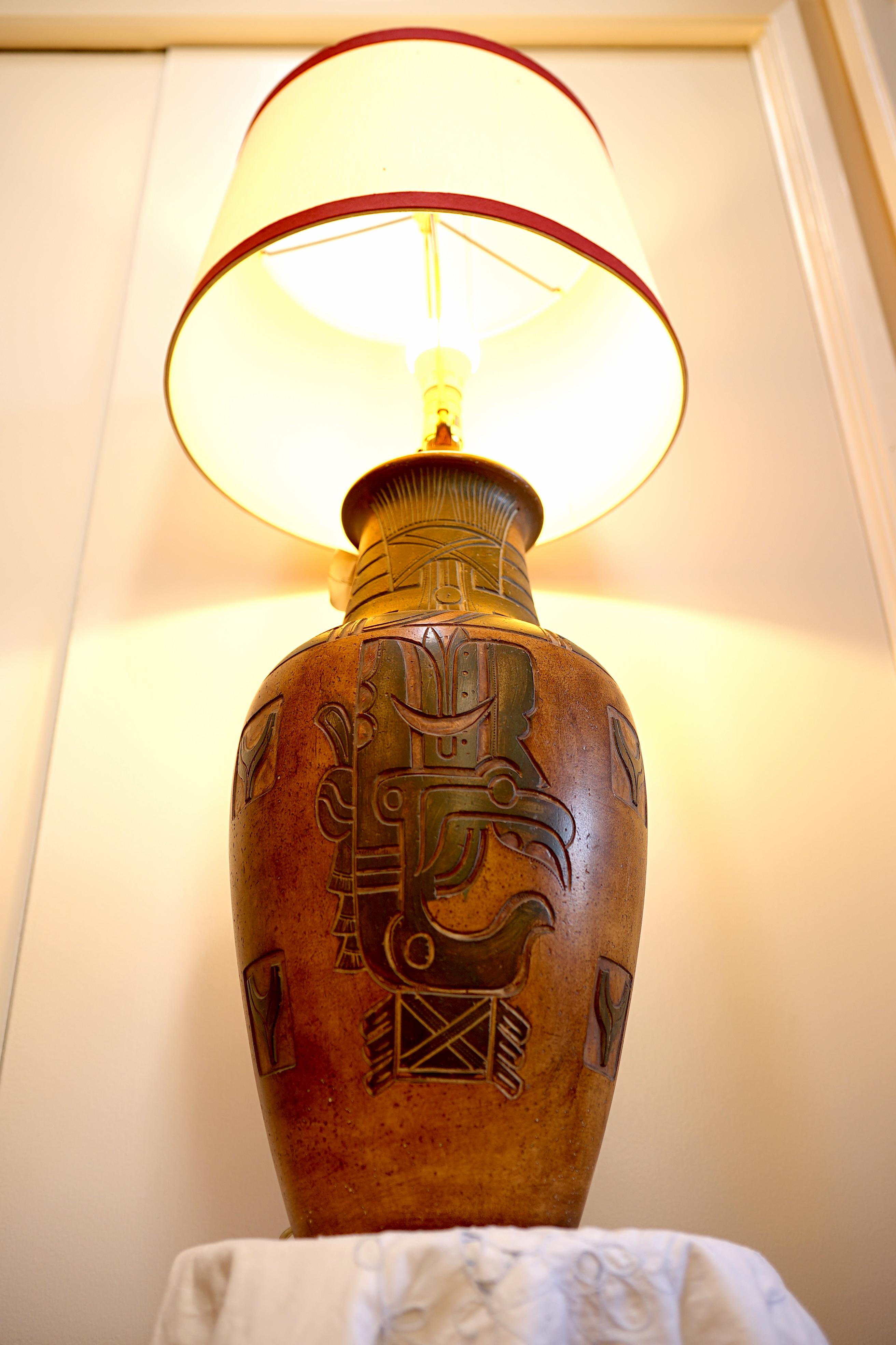 Monumentale lampe de bureau en terre cuite à eau-forte aztèque peinte à la main, Californie Casual en vente 2