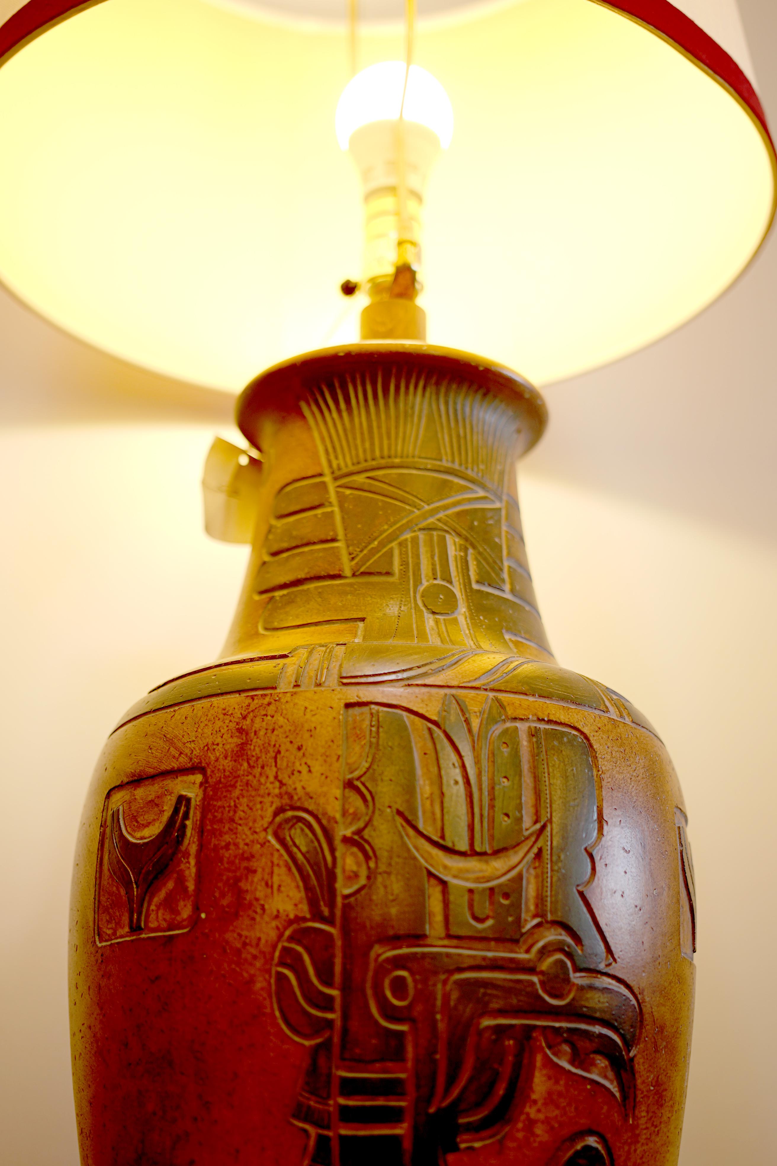 Monumentale Terrakotta-Azteken-Radierung, handbemalte Tischlampe, California Casual im Angebot 3