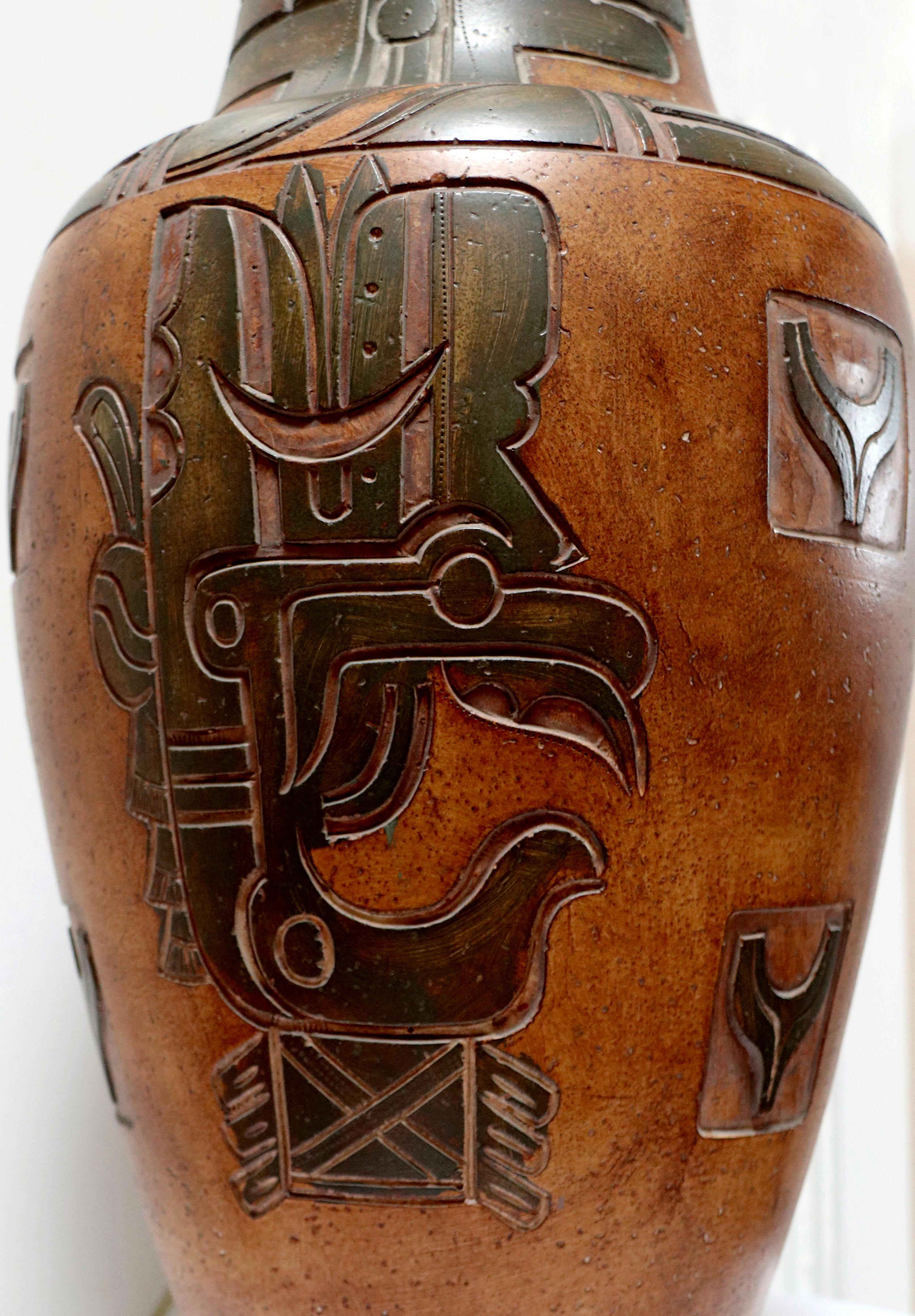 Il s'agit d'une trouvaille rare d'une lampe en poterie de très grande taille.  Cette pièce monumentale se distingue par sa gravure incisée sur le thème des Mayas. Il est précis et élégant, mais il est surtout vintage,  mais encore neufs.
Cette lampe
