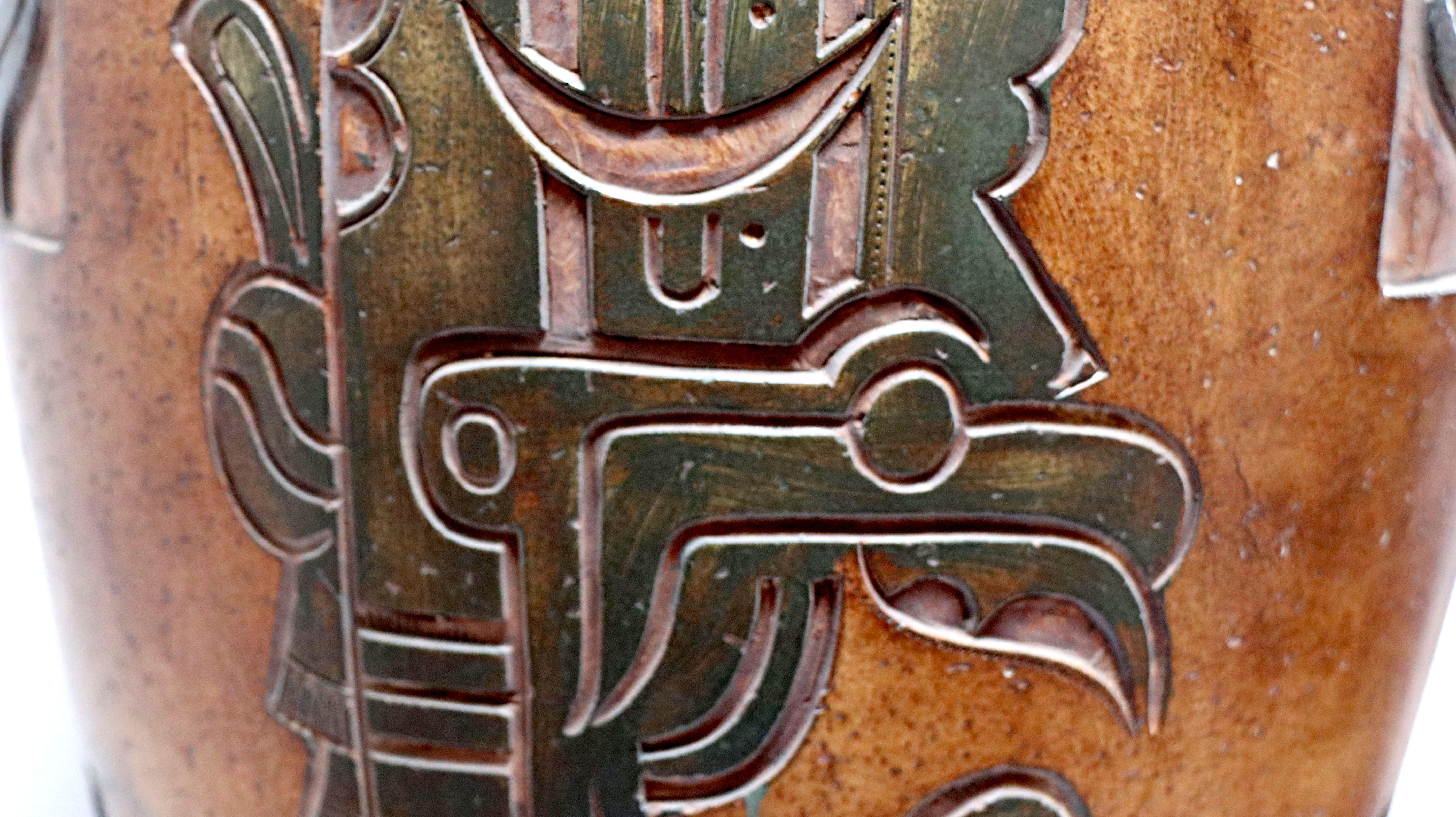 Monumentale Terrakotta-Azteken-Radierung, handbemalte Tischlampe, California Casual (Postmoderne) im Angebot
