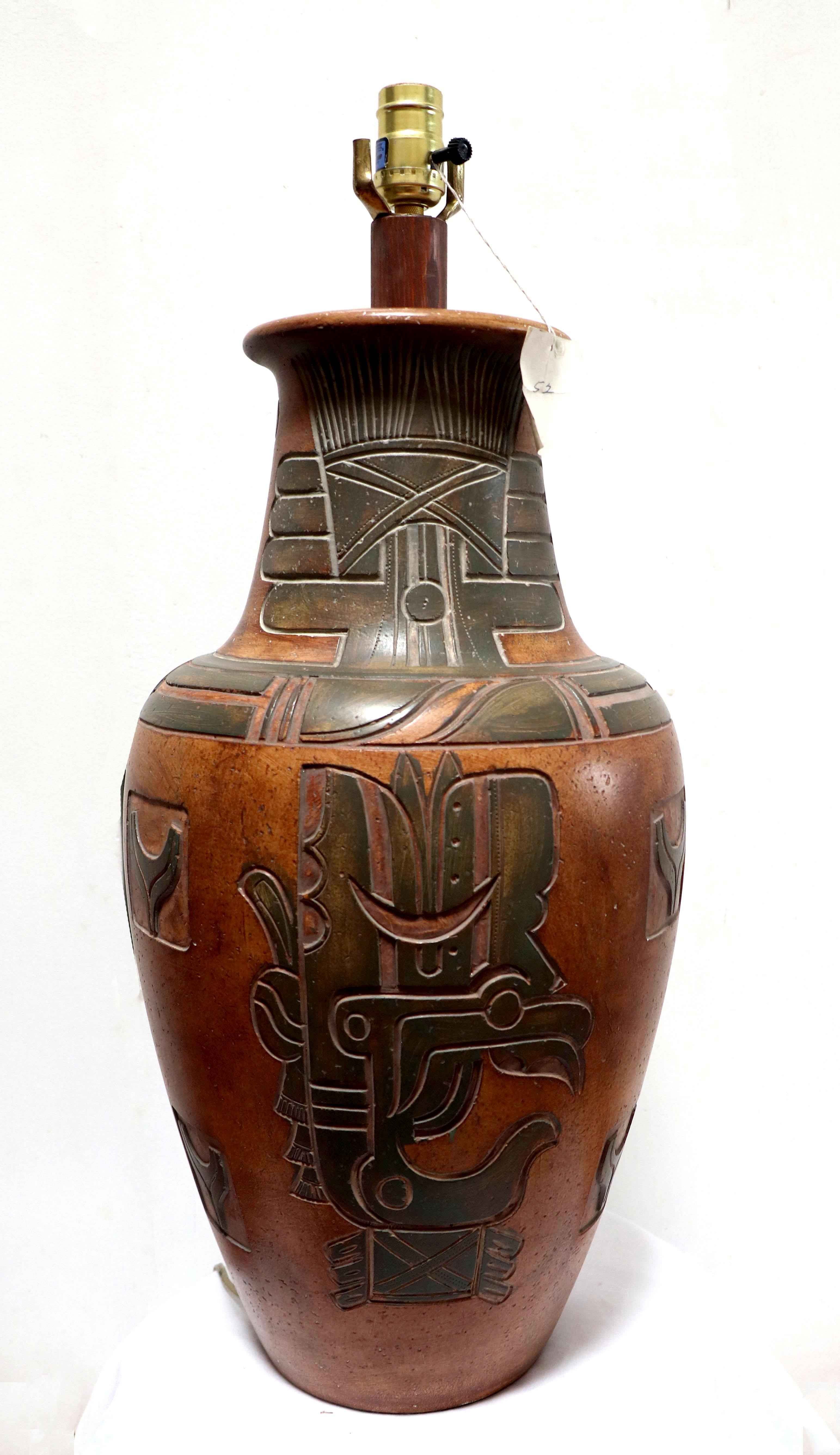 Monumentale Terrakotta-Azteken-Radierung, handbemalte Tischlampe, California Casual (Glasiert) im Angebot