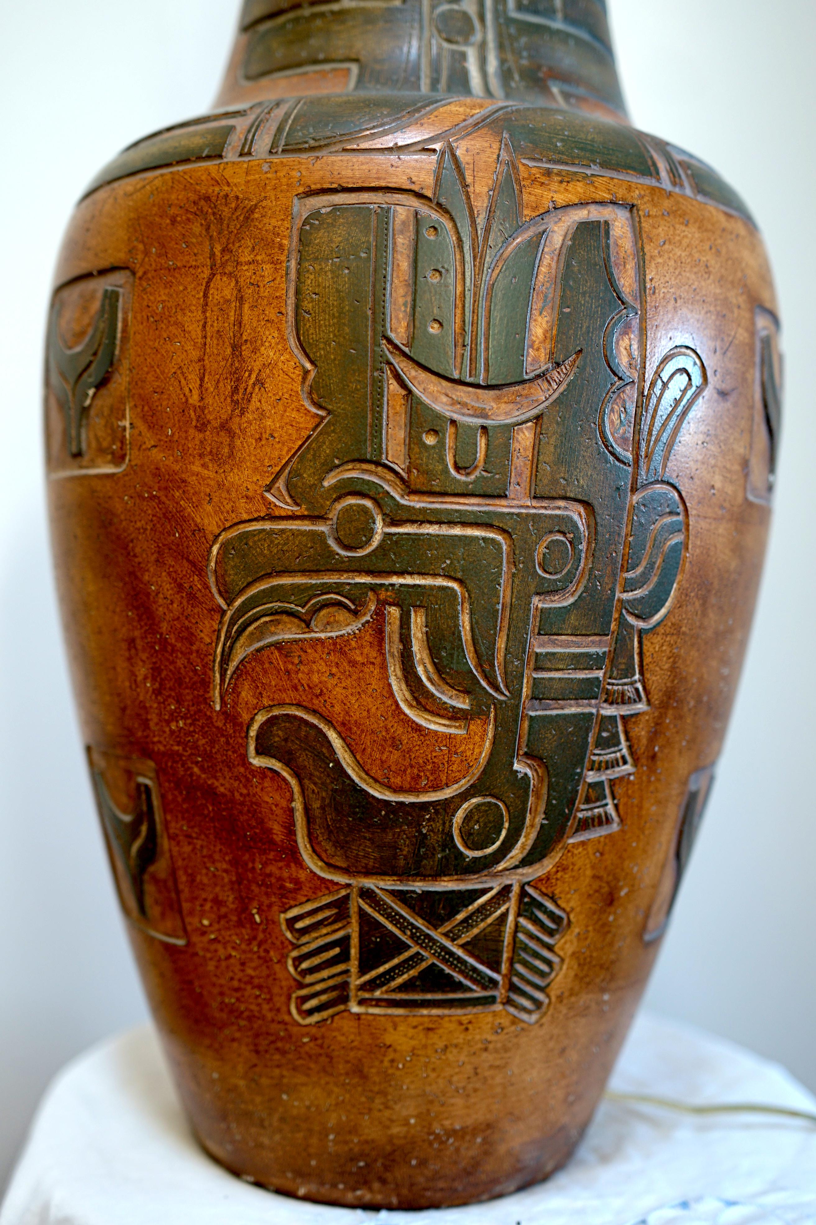 Monumentale Terrakotta-Azteken-Radierung, handbemalte Tischlampe, California Casual im Zustand „Gut“ im Angebot in Lomita, CA