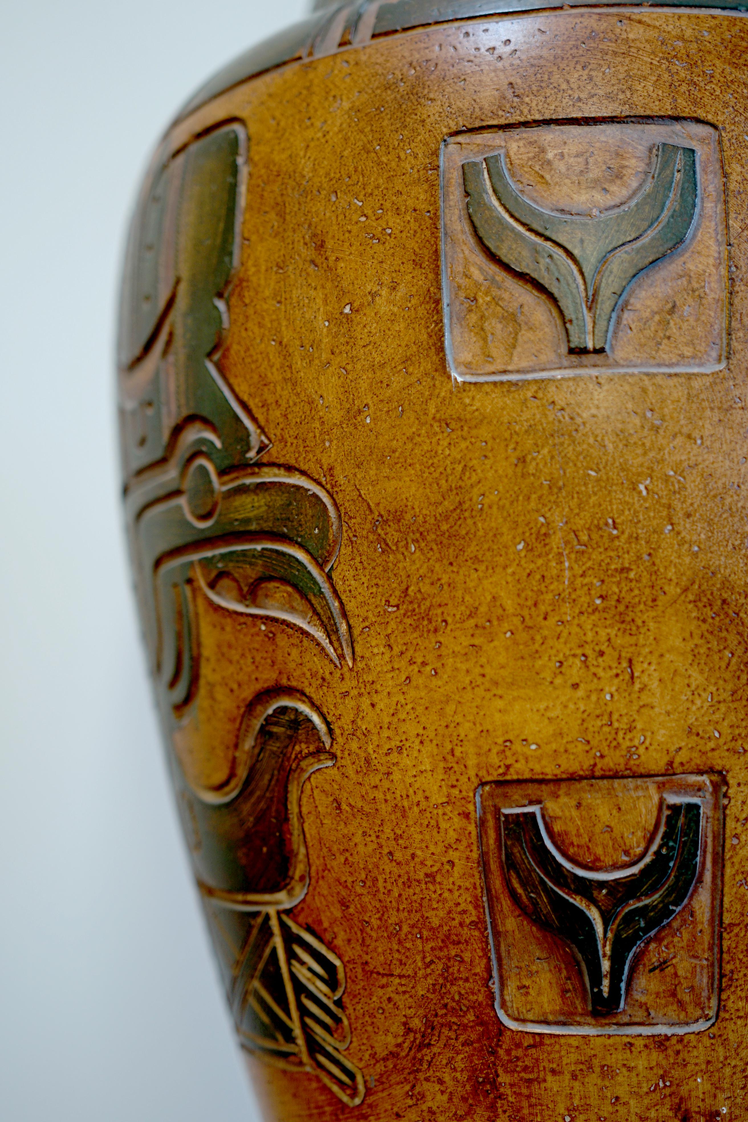 20ième siècle Monumentale lampe de bureau en terre cuite à eau-forte aztèque peinte à la main, Californie Casual en vente