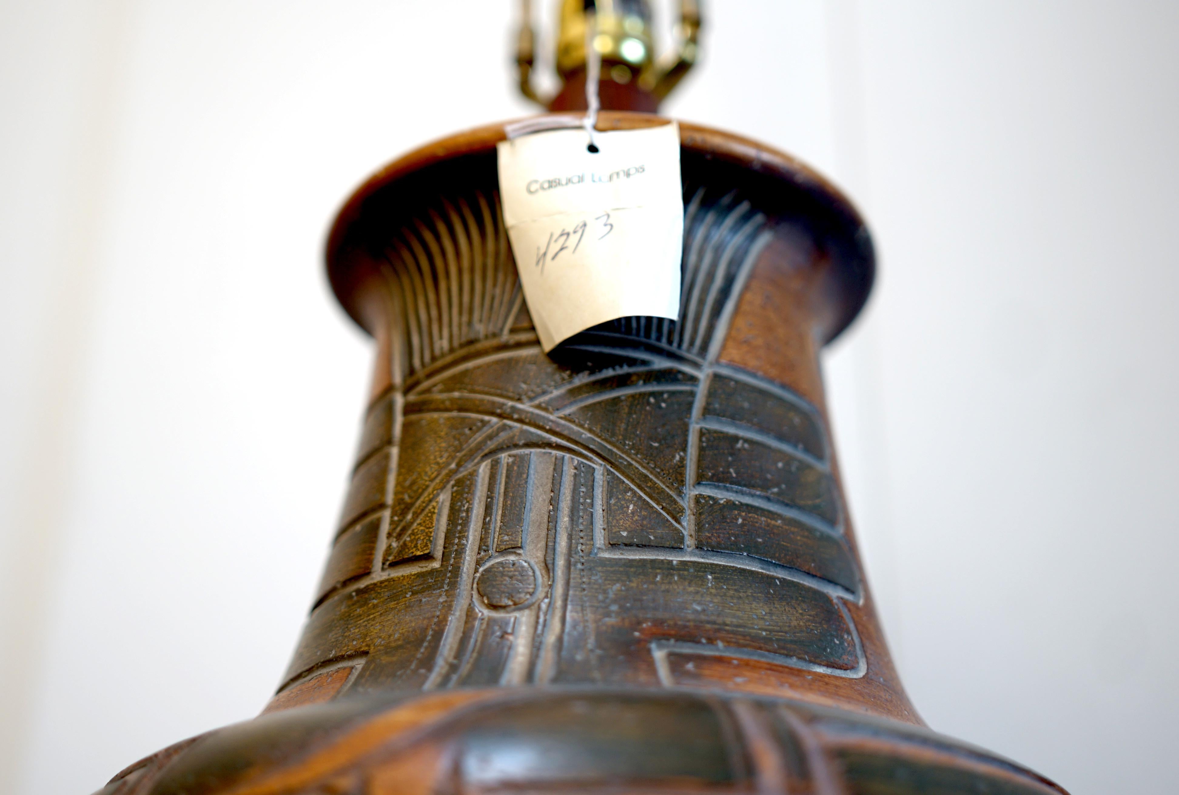 Monumentale Terrakotta-Azteken-Radierung, handbemalte Tischlampe, California Casual (Töpferwaren) im Angebot