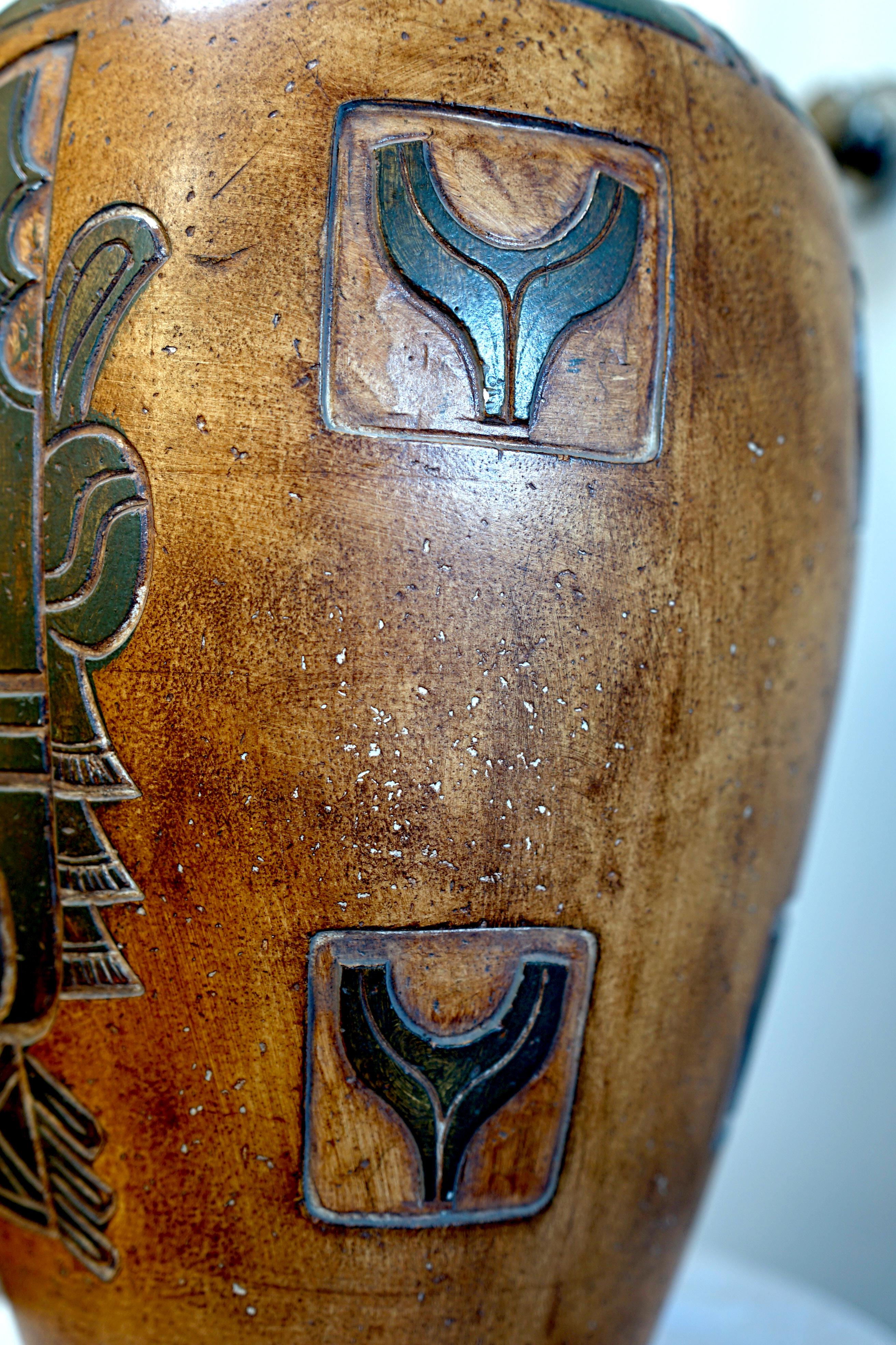 Monumentale Terrakotta-Azteken-Radierung, handbemalte Tischlampe, California Casual im Angebot 1
