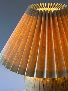 Monumentale Terrakotta-Olivengefäß-Tischlampe mit plissiertem Lampenschirm