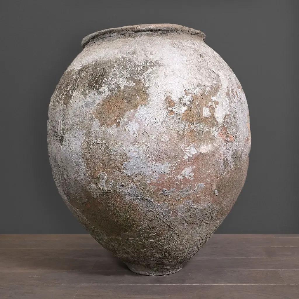 Indonesiano Vaso d'acqua monumentale in terracotta, ceramica artigianale, Java. in vendita