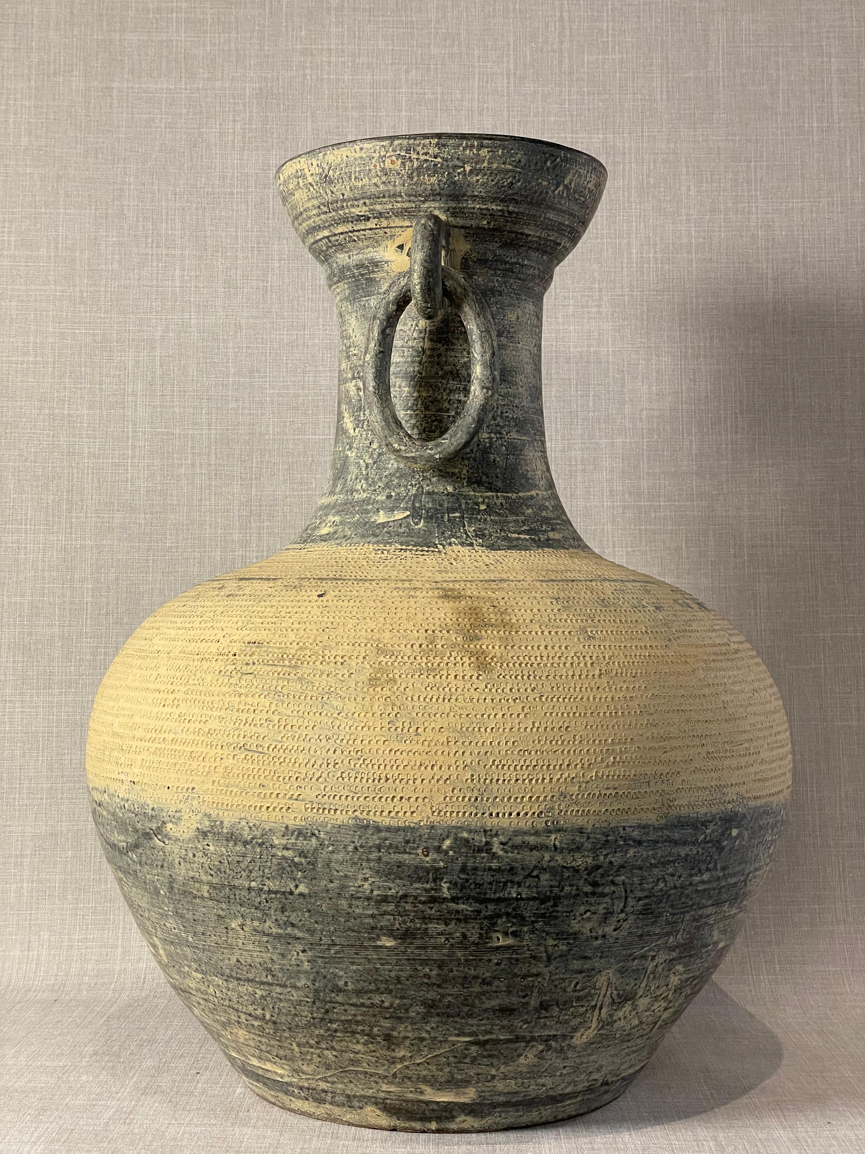 Brutalismo Vaso ad anfora monumentale in Studio Pottery con manici scultorei ad anello in vendita