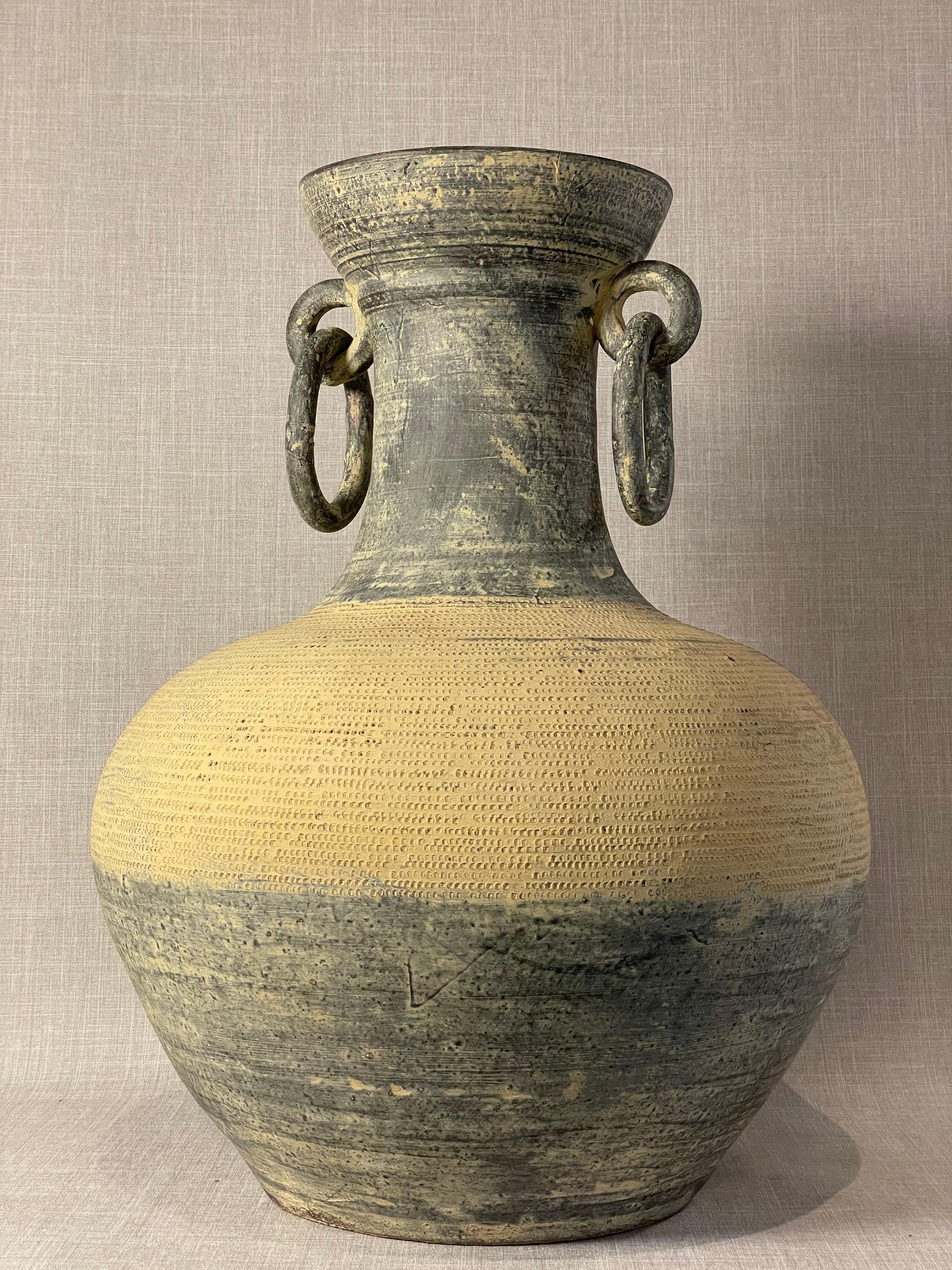 Americano Vaso ad anfora monumentale in Studio Pottery con manici scultorei ad anello in vendita