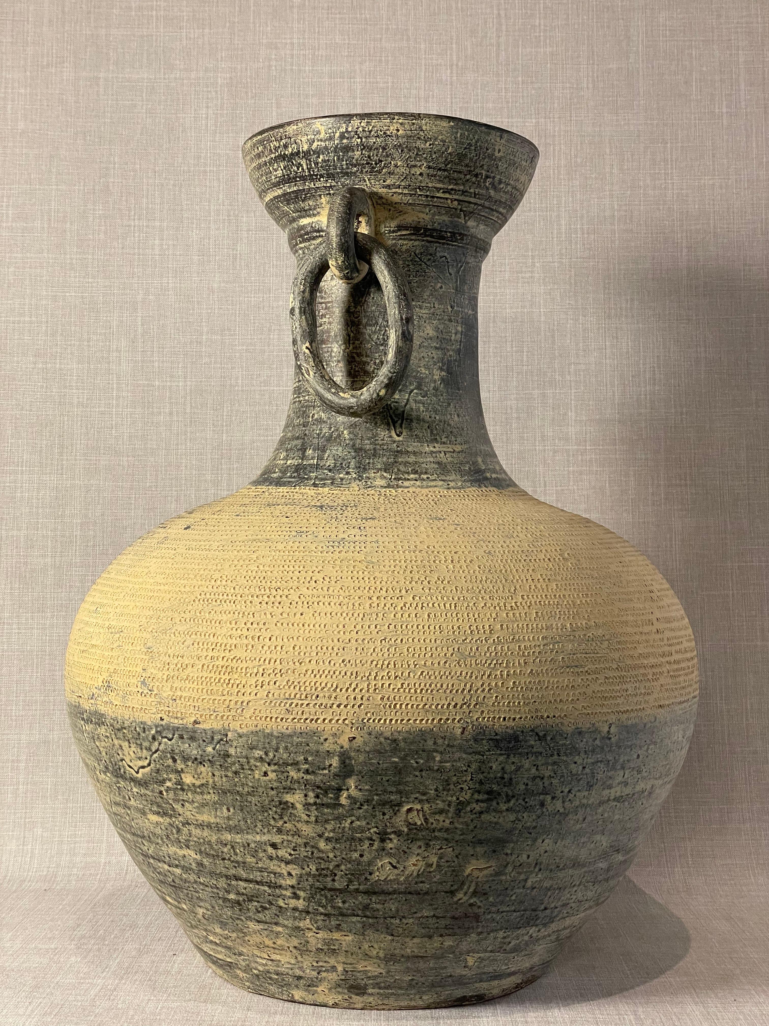 Vaso ad anfora monumentale in Studio Pottery con manici scultorei ad anello In condizioni buone in vendita a West Hollywood, CA