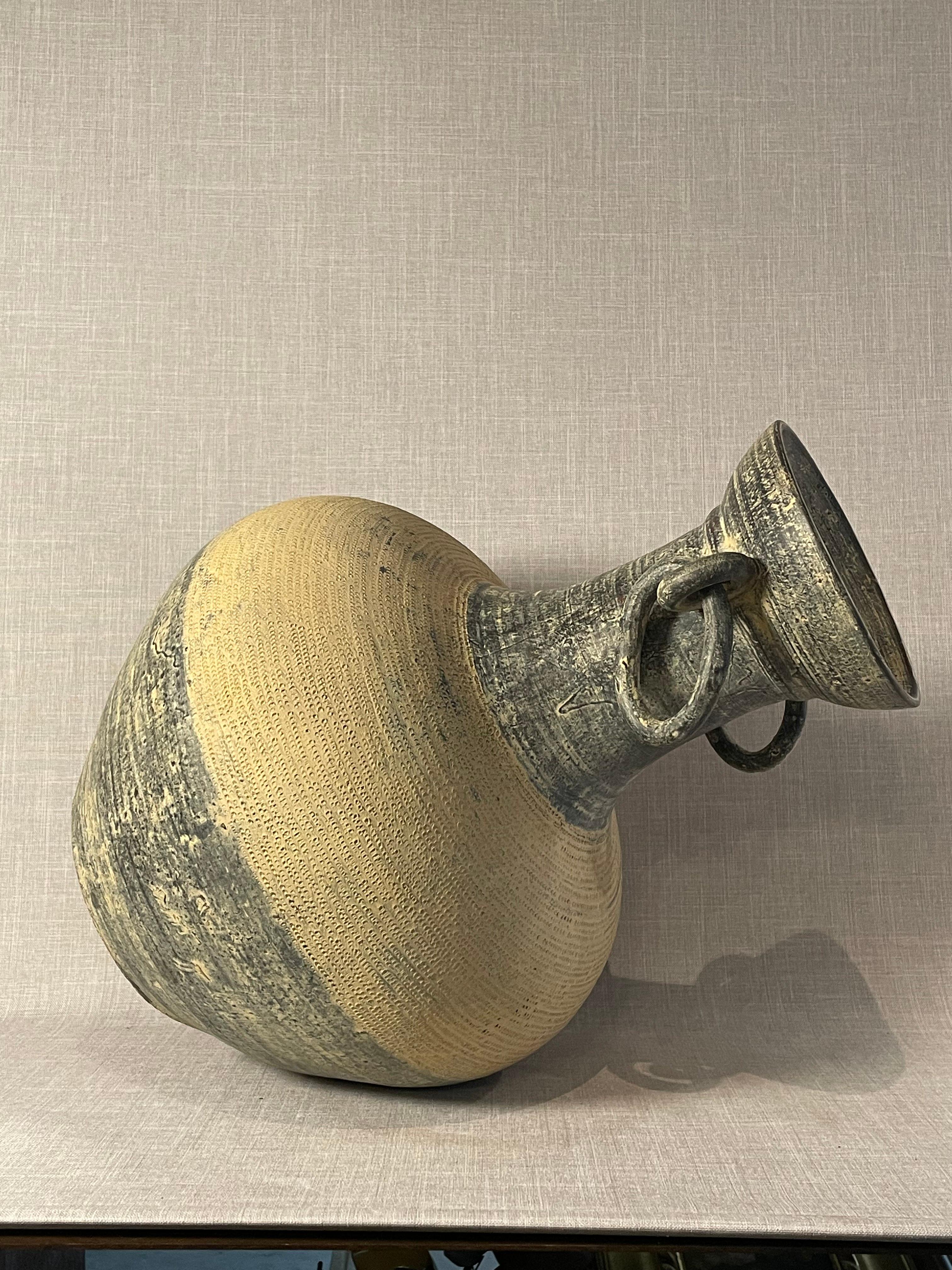 XX secolo Vaso ad anfora monumentale in Studio Pottery con manici scultorei ad anello in vendita