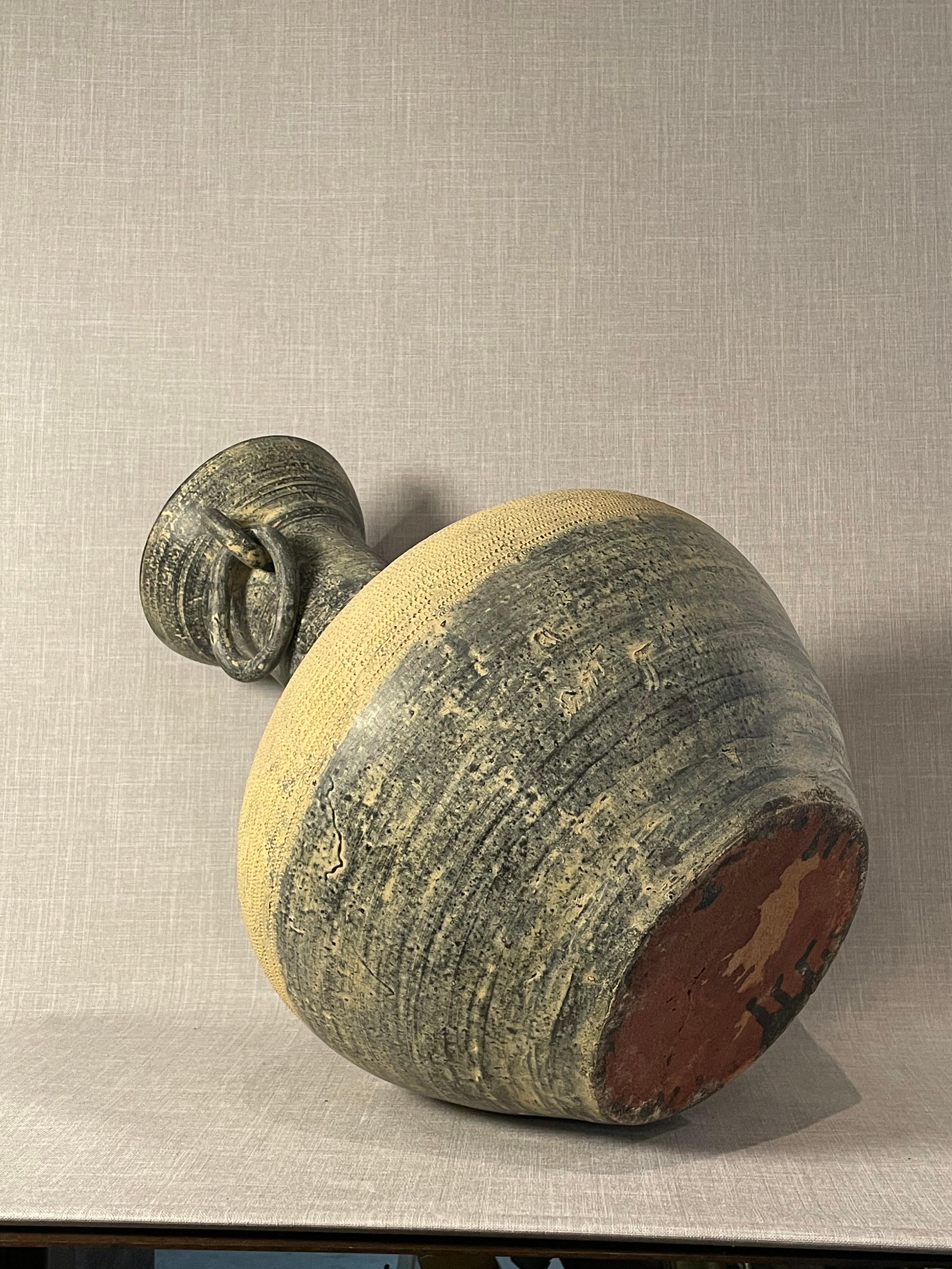 Argilla Vaso ad anfora monumentale in Studio Pottery con manici scultorei ad anello in vendita