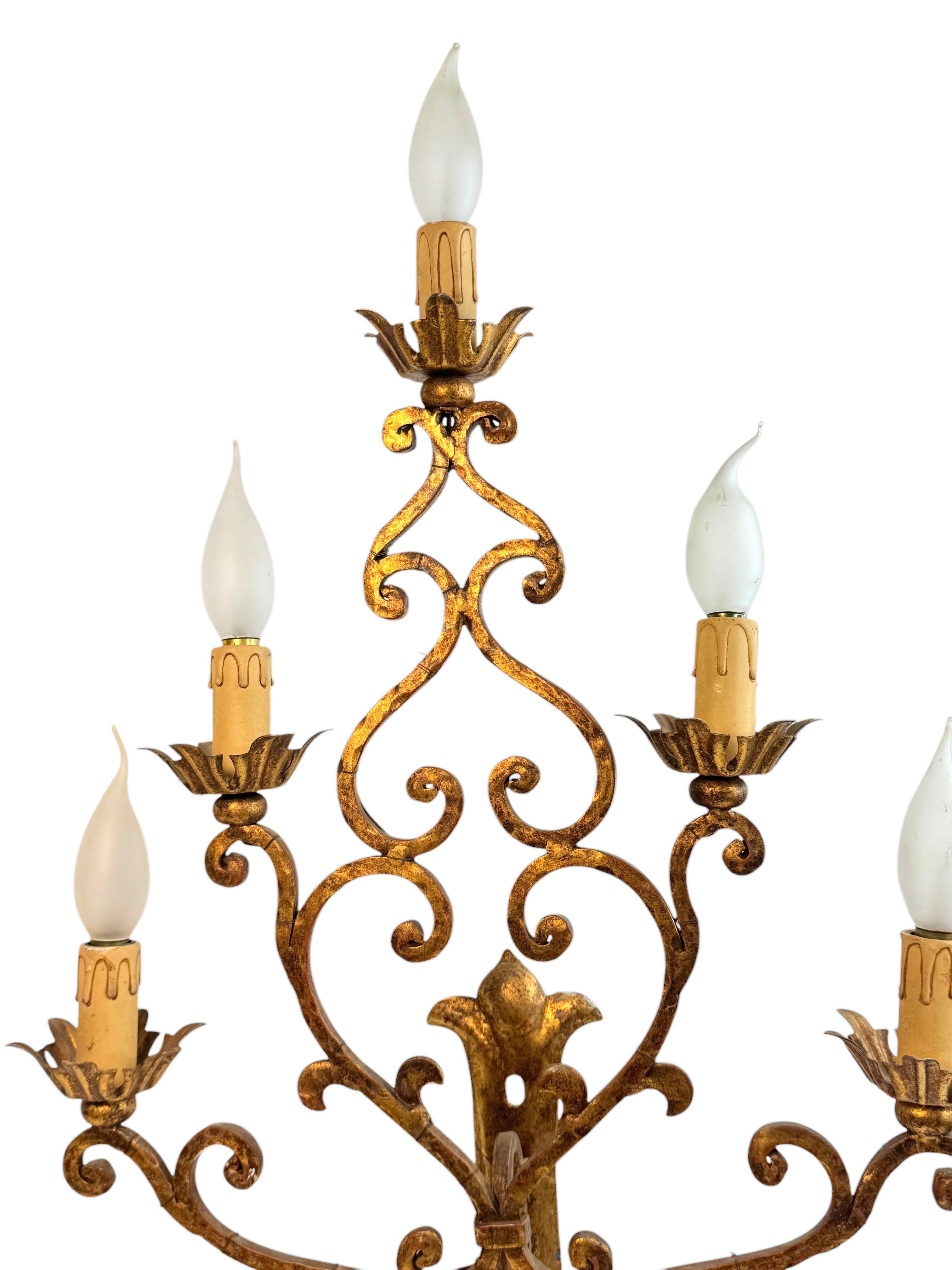 Monumentaler italienischer vergoldeter 5flammiger Tole Toleware-Wandleuchter im Banci-Stil, Italien 1950er Jahre im Angebot 2