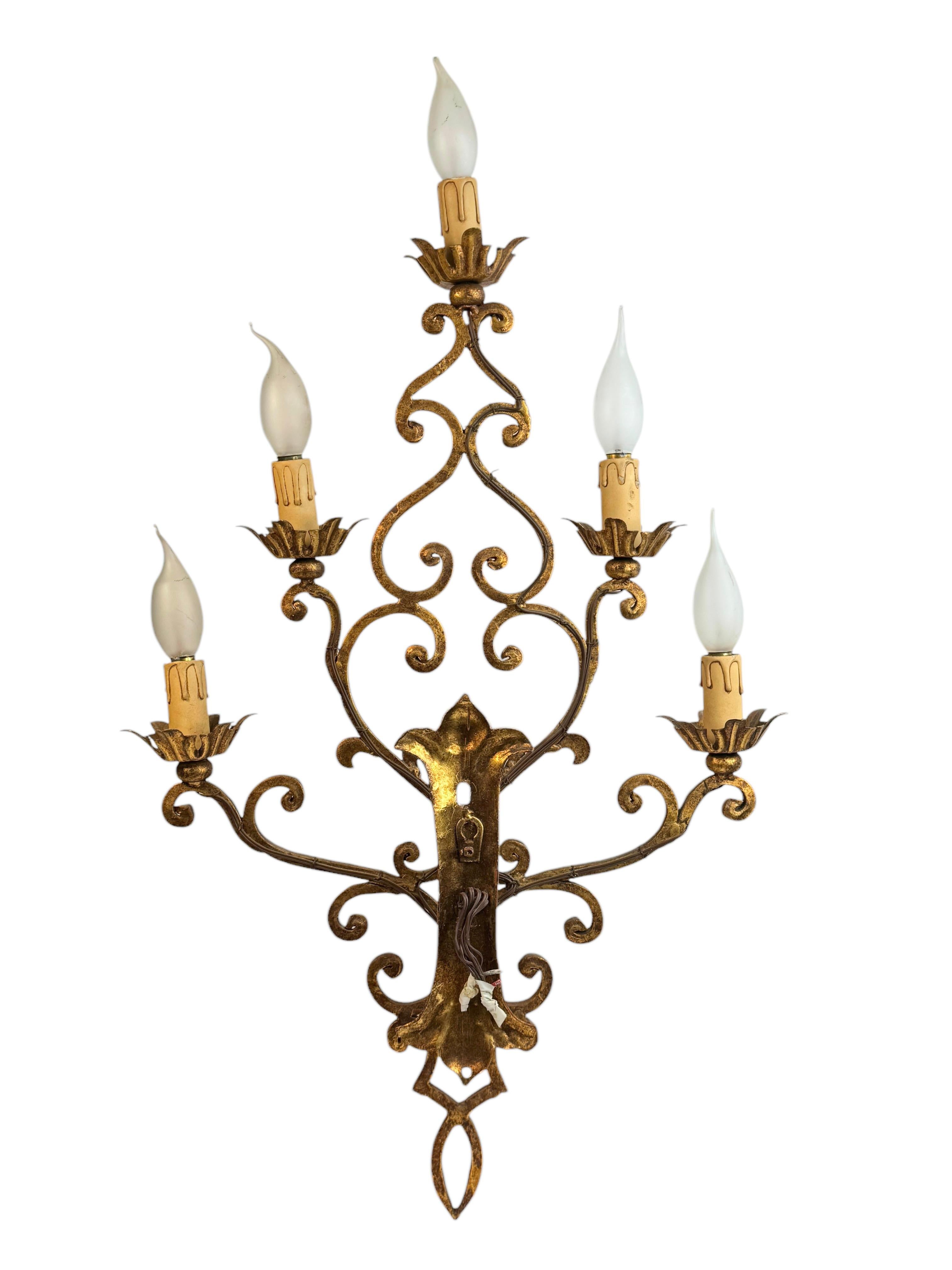 Monumentaler italienischer vergoldeter 5flammiger Tole Toleware-Wandleuchter im Banci-Stil, Italien 1950er Jahre im Angebot 3