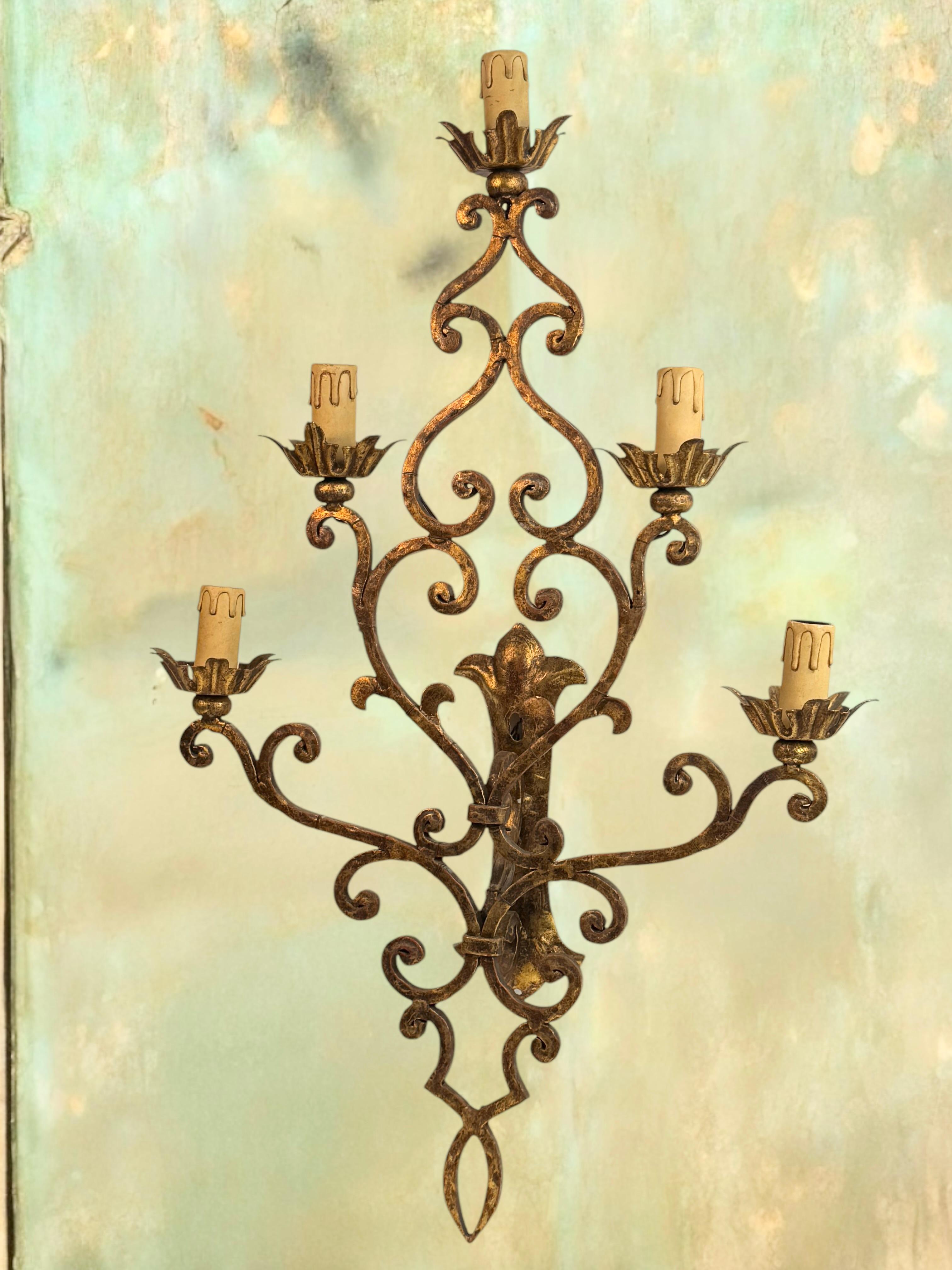 Monumentaler italienischer vergoldeter 5flammiger Tole Toleware-Wandleuchter im Banci-Stil, Italien 1950er Jahre im Angebot 5
