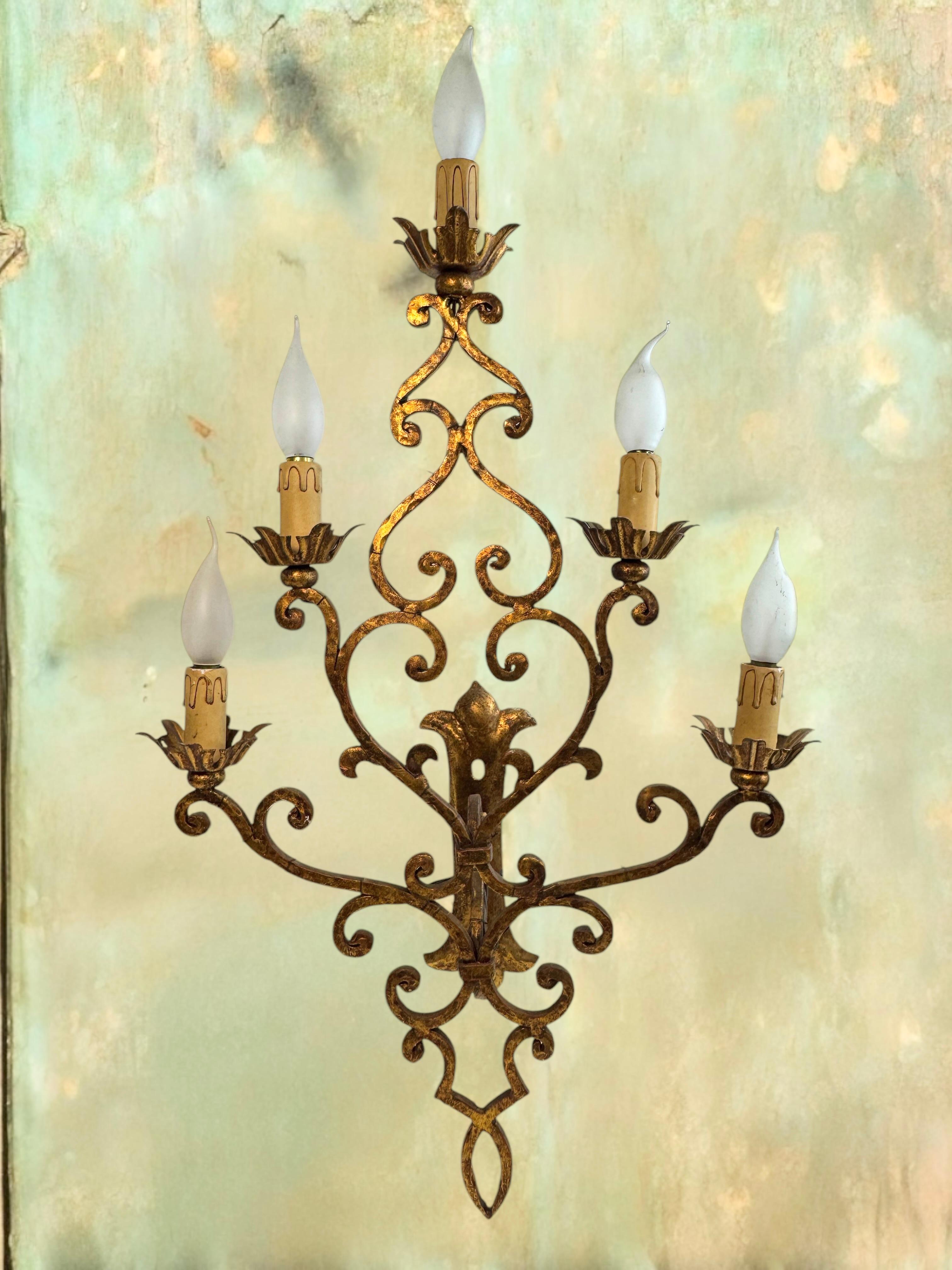 Monumentaler italienischer vergoldeter 5flammiger Tole Toleware-Wandleuchter im Banci-Stil, Italien 1950er Jahre im Angebot 8