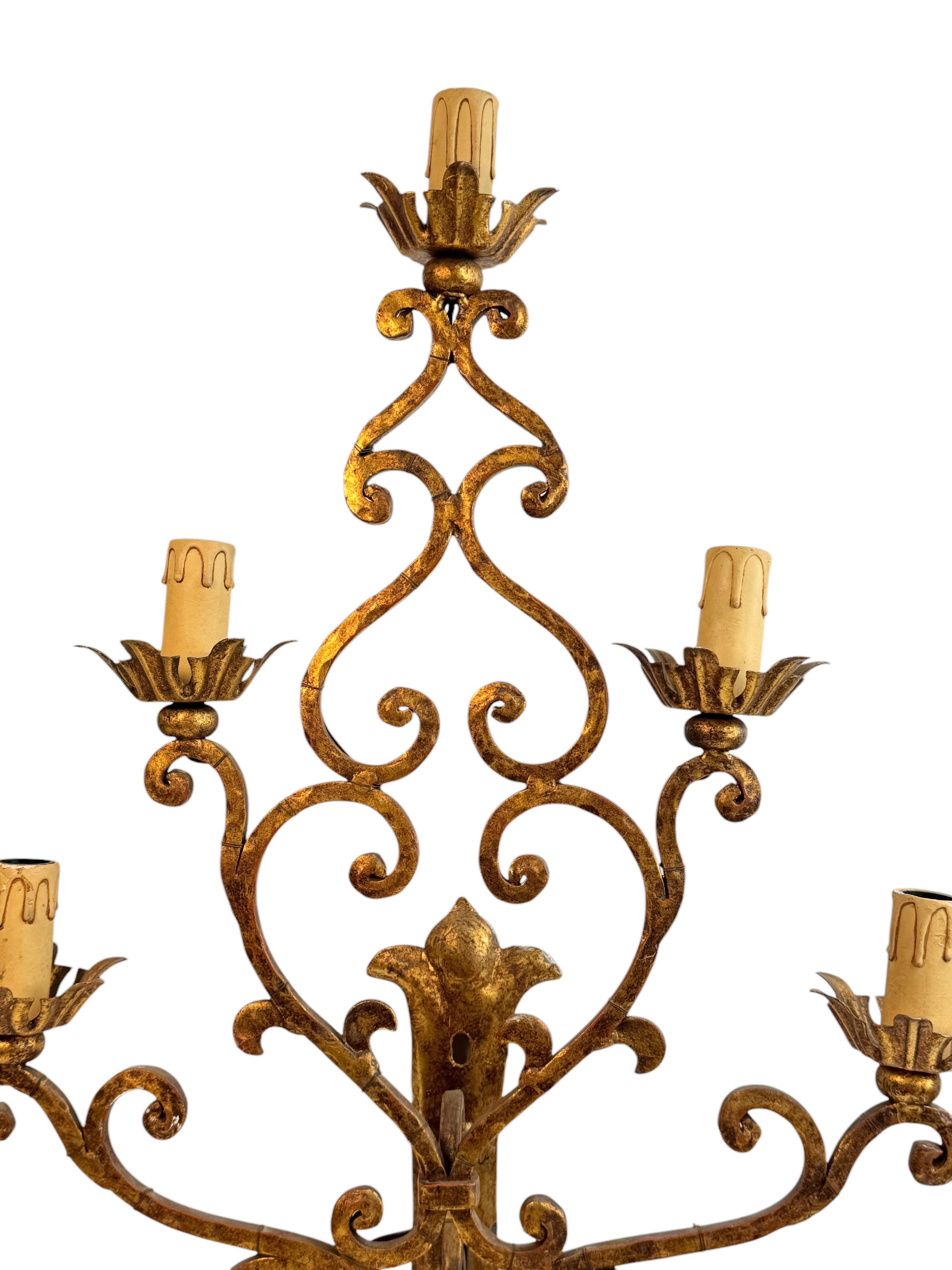 Monumentaler italienischer vergoldeter 5flammiger Tole Toleware-Wandleuchter im Banci-Stil, Italien 1950er Jahre (Vergoldet) im Angebot