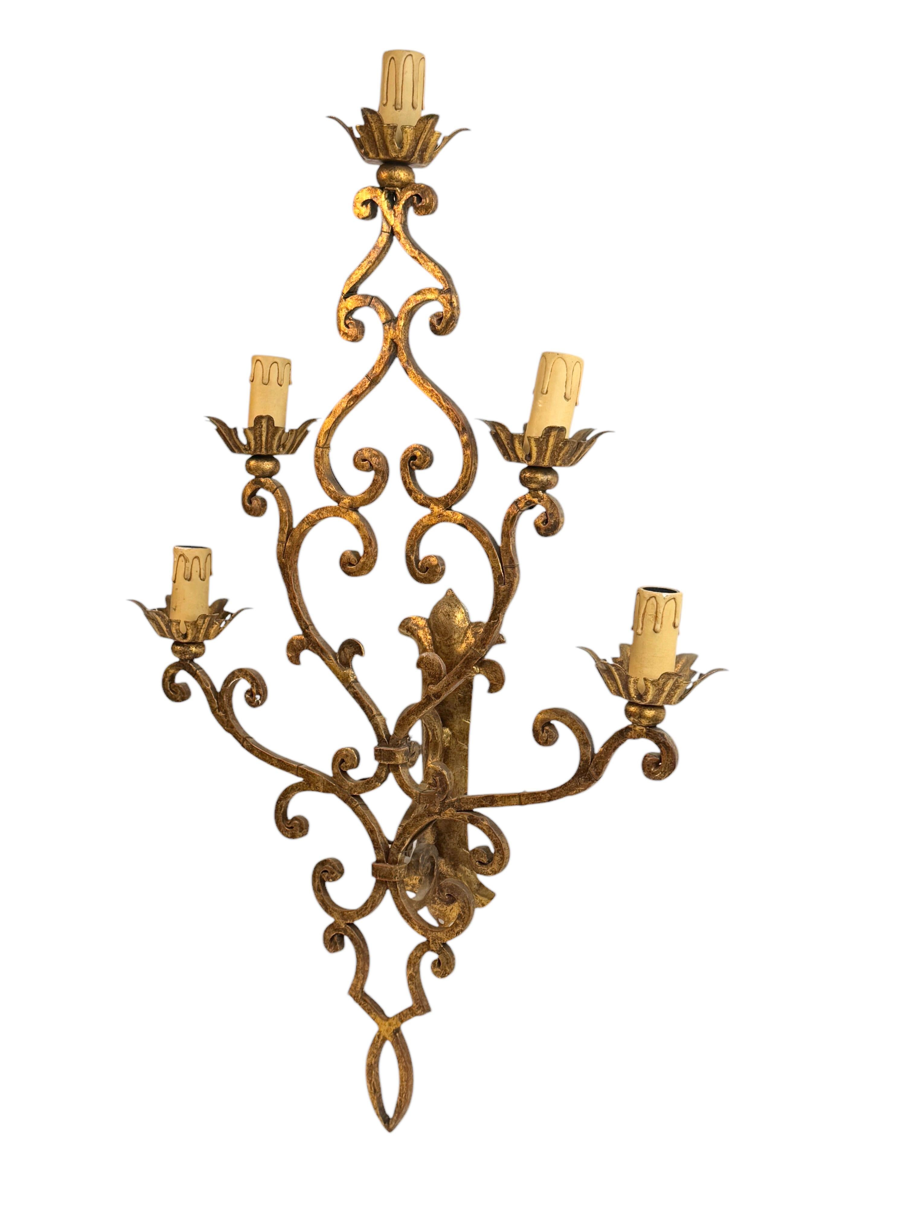 Monumentaler italienischer vergoldeter 5flammiger Tole Toleware-Wandleuchter im Banci-Stil, Italien 1950er Jahre im Zustand „Gut“ im Angebot in Nuernberg, DE