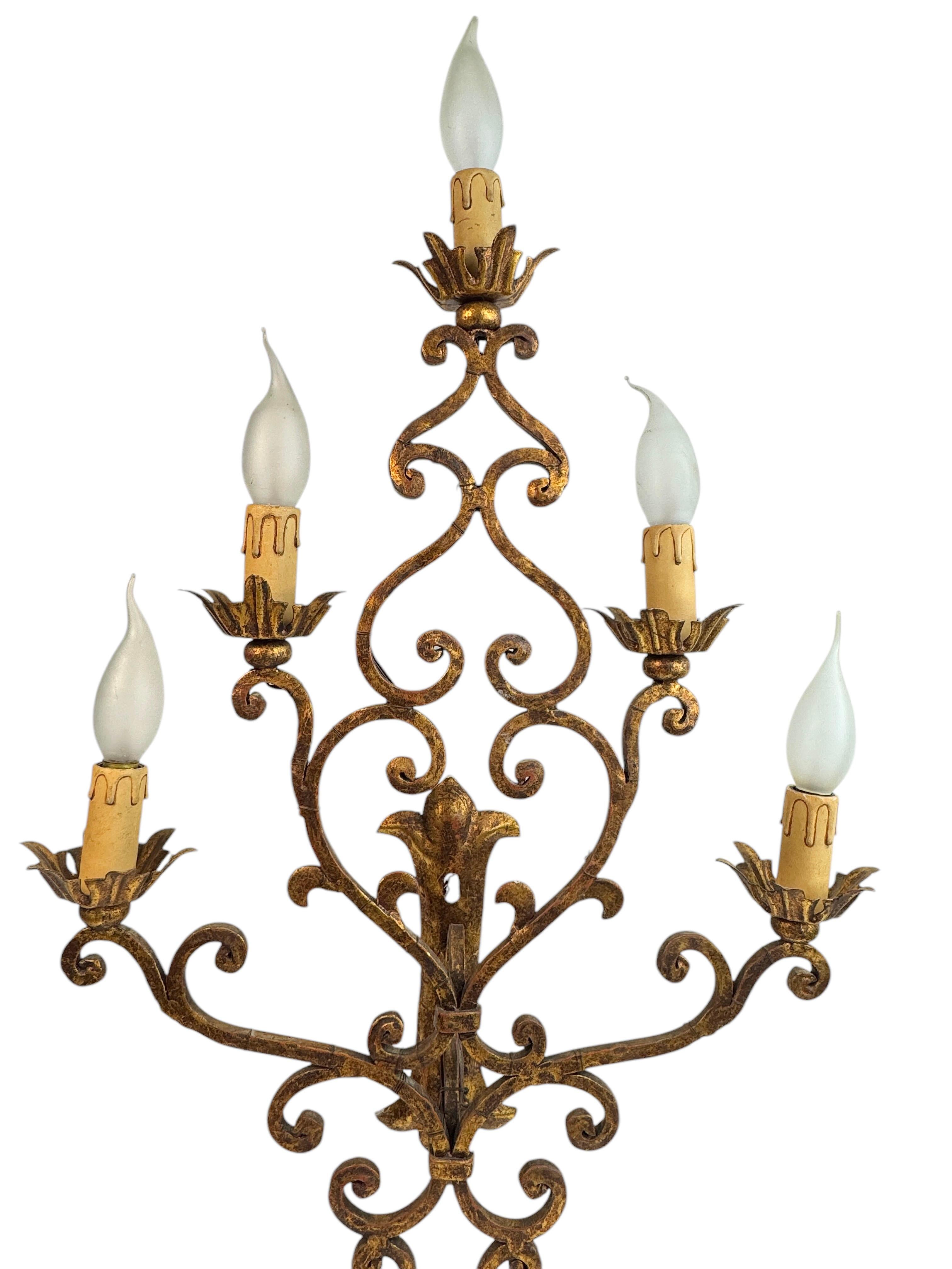 Metà XX secolo Monumentale Tole Toleware italiano dorato a 5 luci, stile Banci, Italia anni '50 in vendita