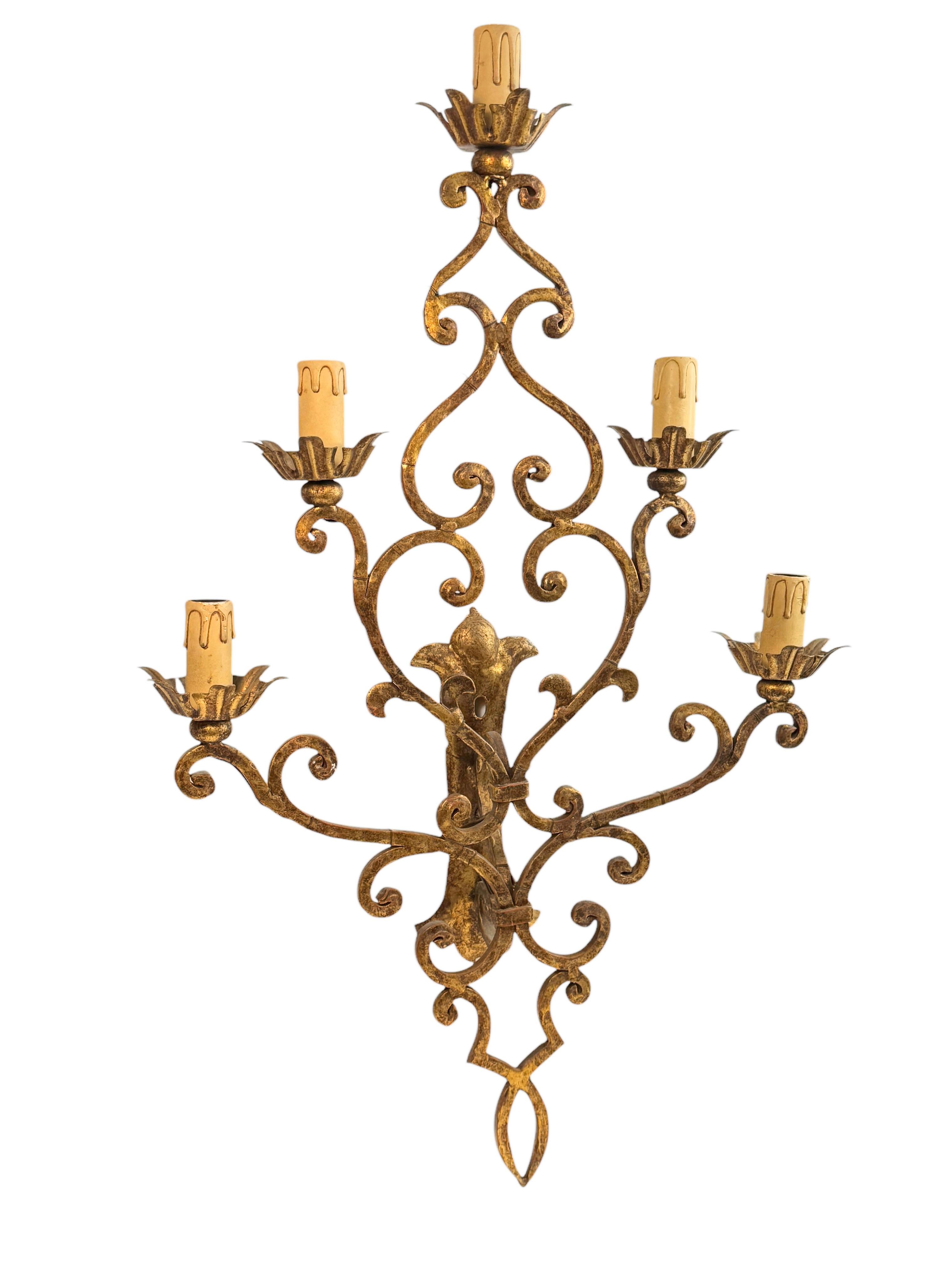 Monumentaler italienischer vergoldeter 5flammiger Tole Toleware-Wandleuchter im Banci-Stil, Italien 1950er Jahre (Mitte des 20. Jahrhunderts) im Angebot