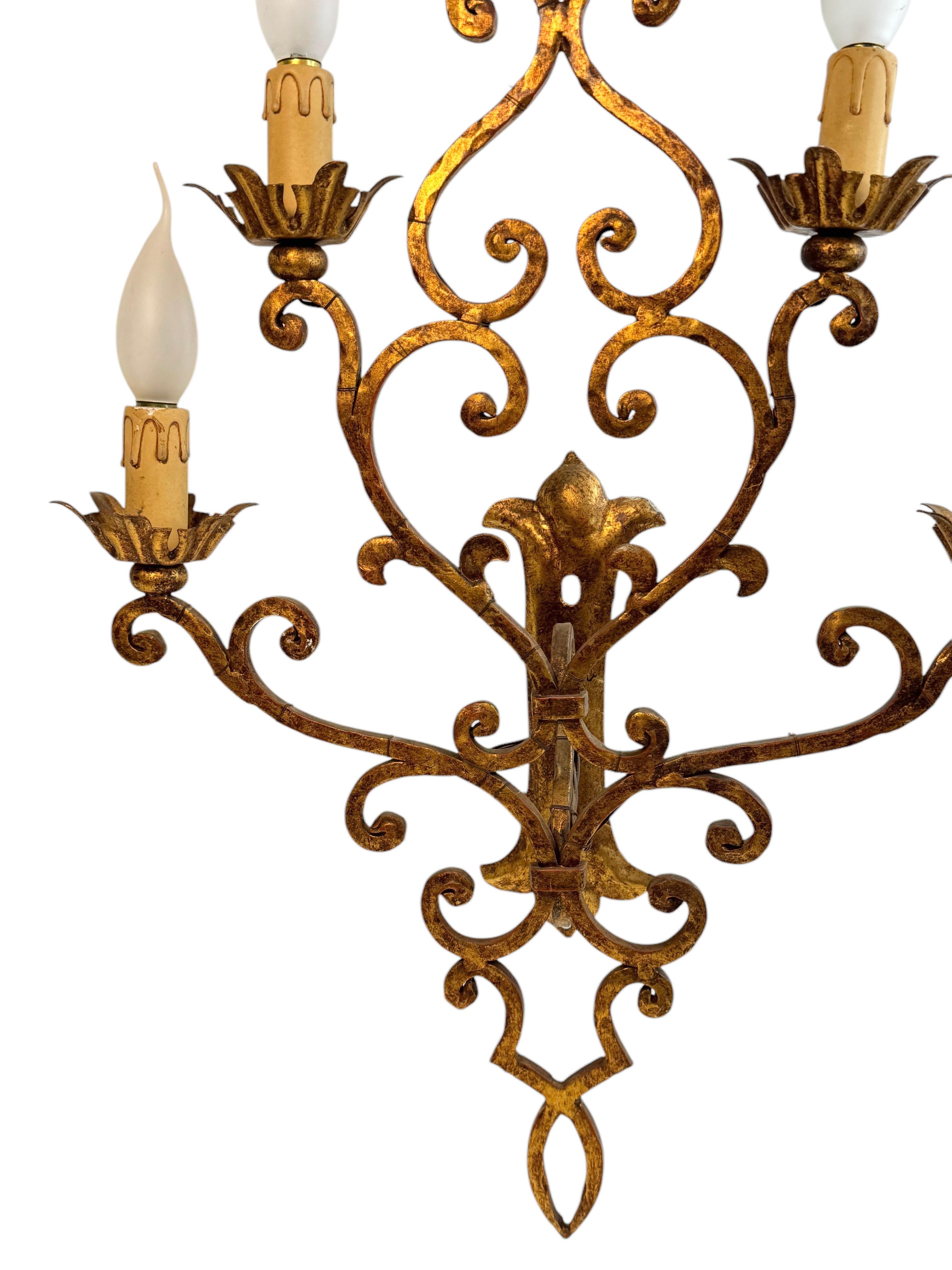 Monumentaler italienischer vergoldeter 5flammiger Tole Toleware-Wandleuchter im Banci-Stil, Italien 1950er Jahre (Metall) im Angebot
