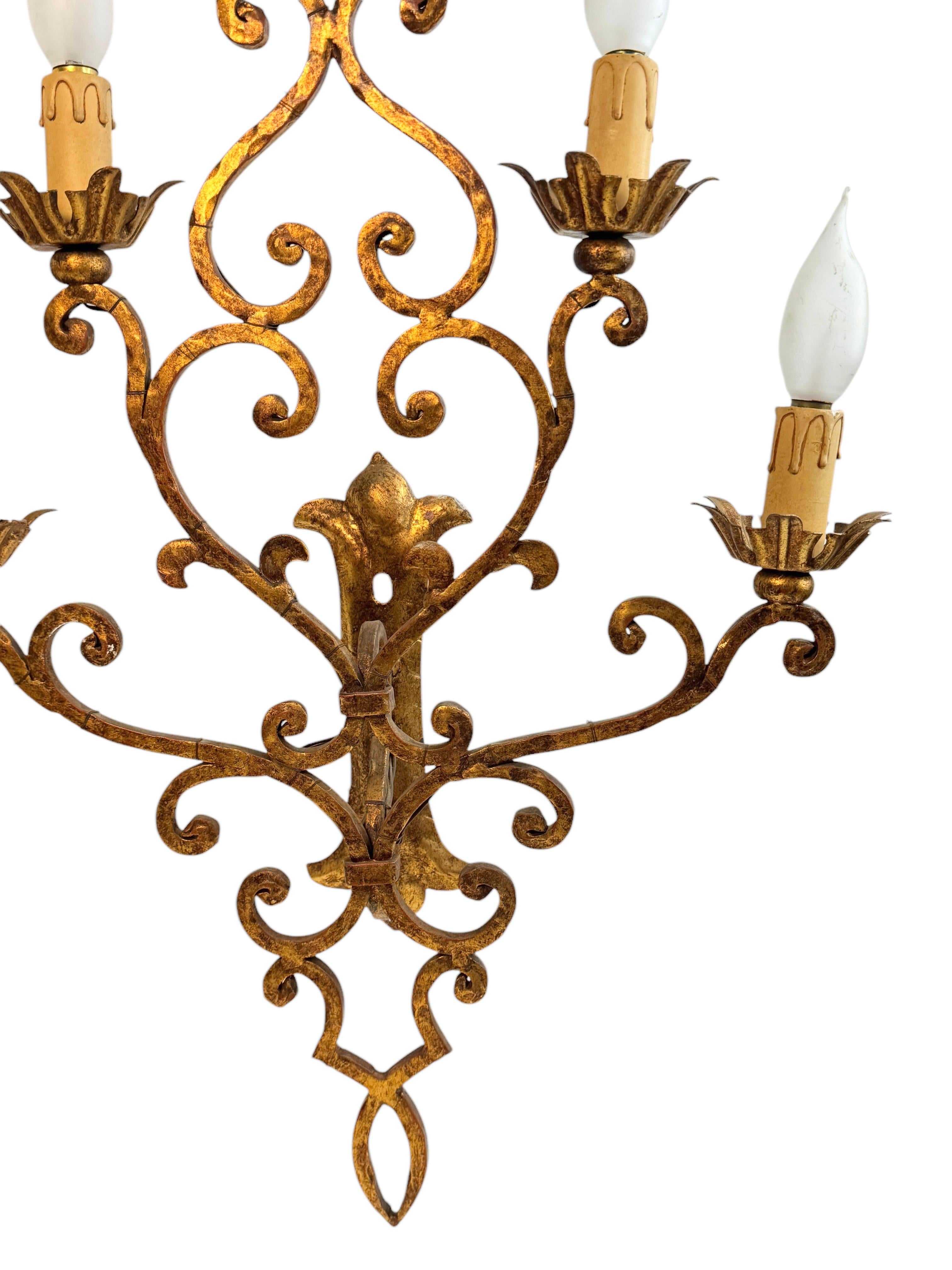 Monumentaler italienischer vergoldeter 5flammiger Tole Toleware-Wandleuchter im Banci-Stil, Italien 1950er Jahre im Angebot 1