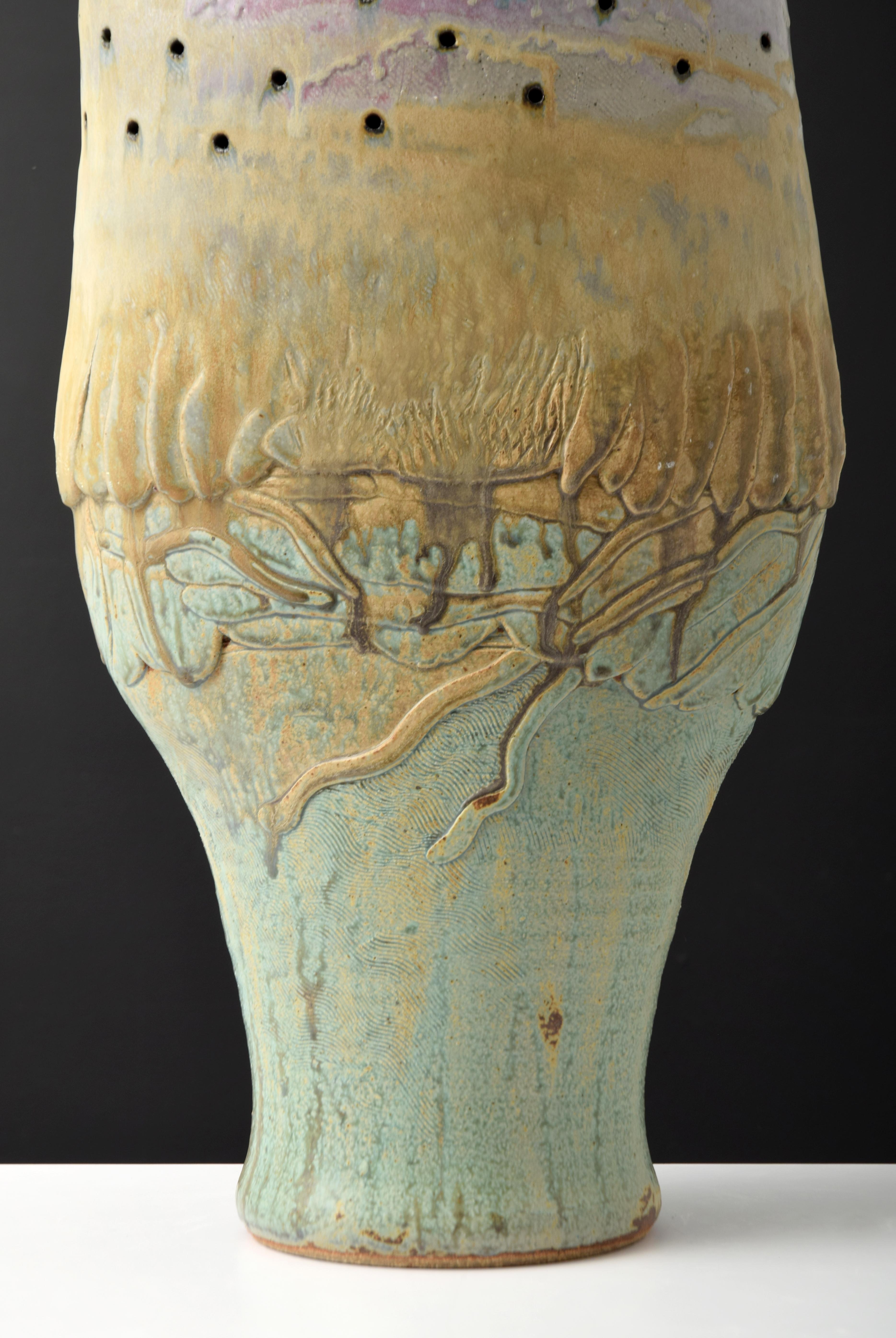 Artista/Designer: Tom Suomalainen (americano, nato nel 1939)
Contrassegno/i; note: firmato
Materiali: gres
Dimensioni: 32″h, 14″w, 6″d.
Informazioni aggiuntive: Tom Suomalainen è un artista della ceramica noto per le sue sculture creative e