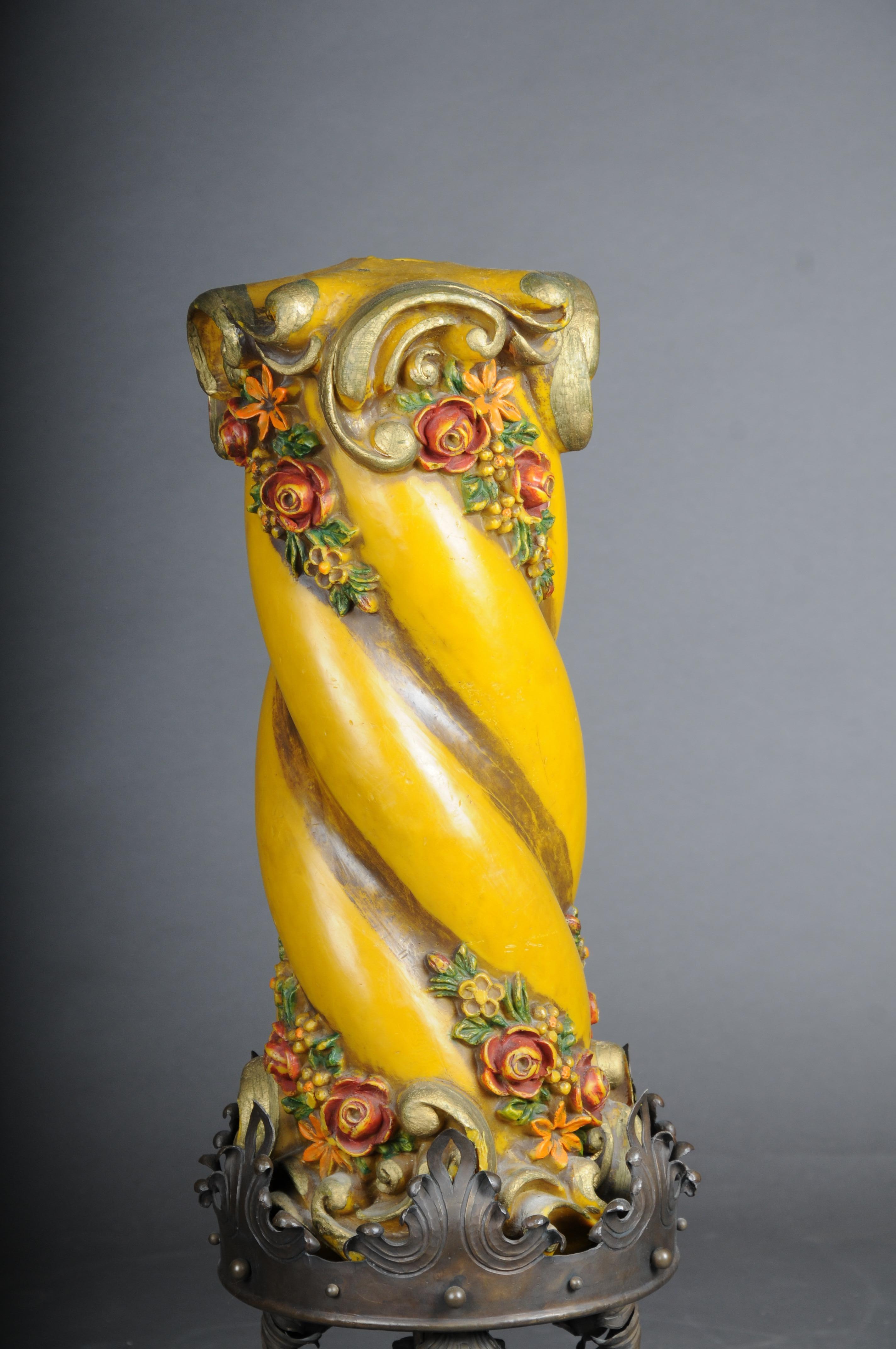 Huge Torchères/candlesticks iron, unique

Highly ornamented spiral-shaped candle made of solid wax, decorated in yellow and colored. Decorated iron frame.

Base in ornate and lavishly decorated iron. Very unusual and rare. Germany early 20th