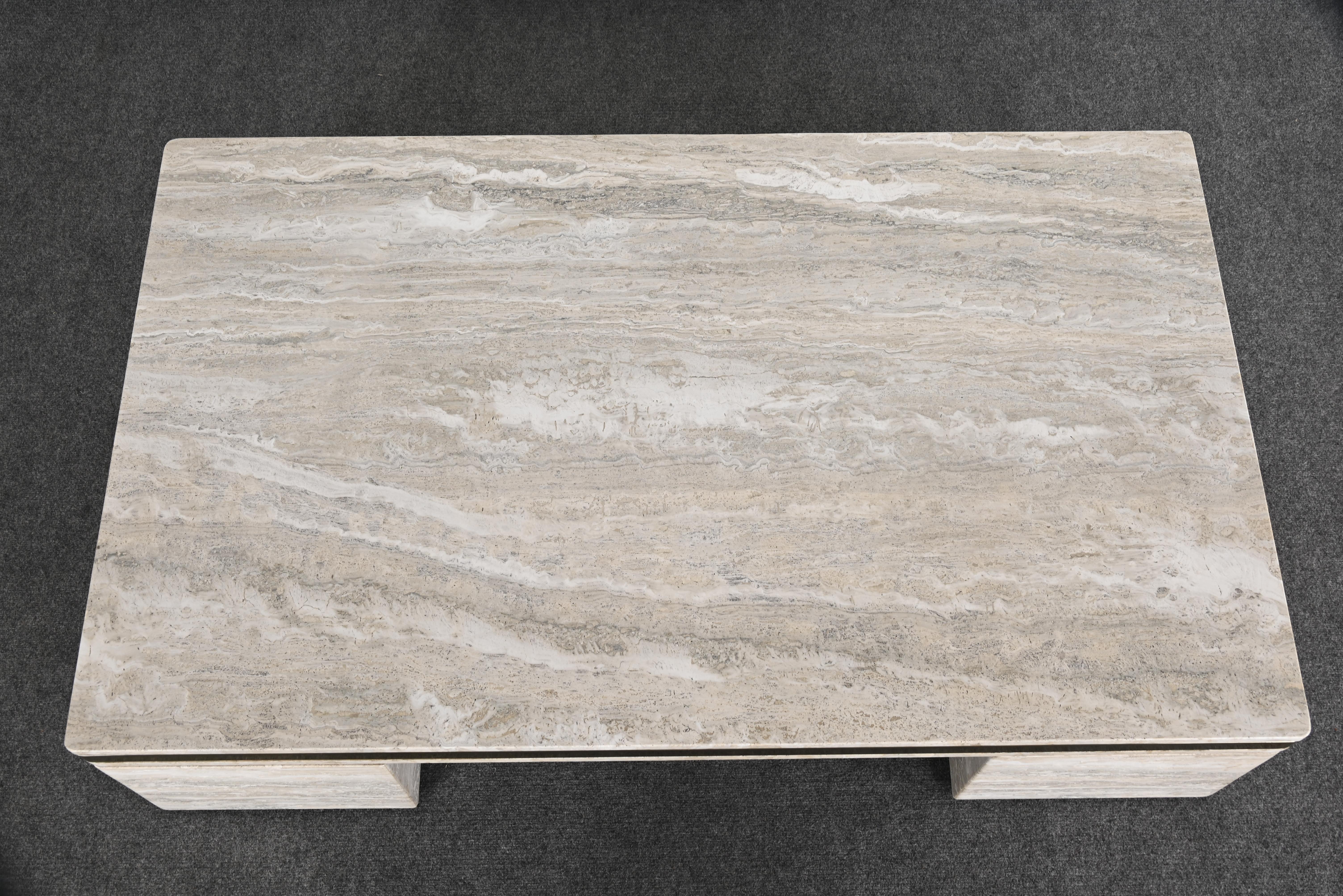 Table basse monumentale en travertin et acier inoxydable style Karl Springer en vente 4
