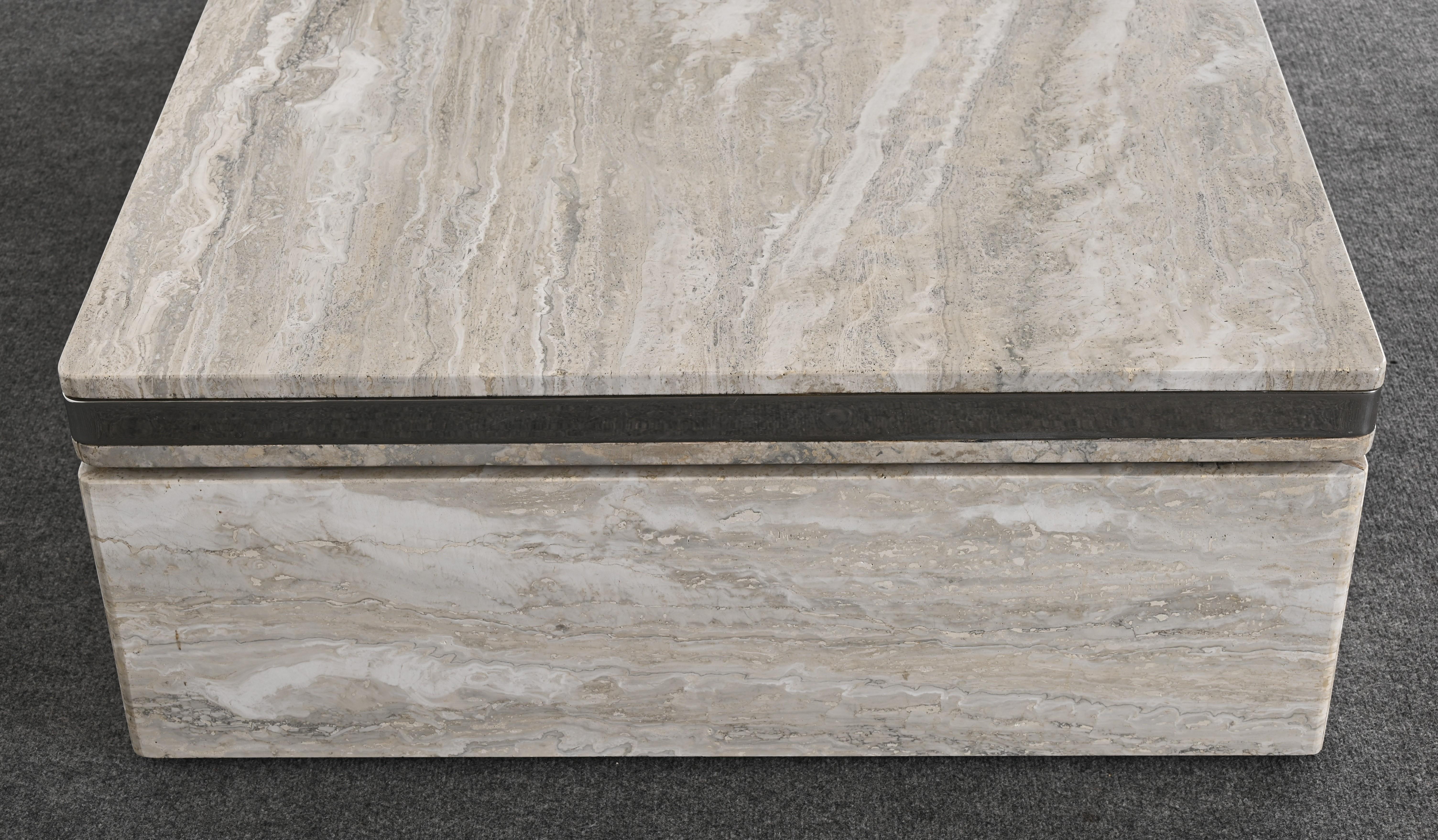 Table basse monumentale en travertin et acier inoxydable style Karl Springer en vente 8