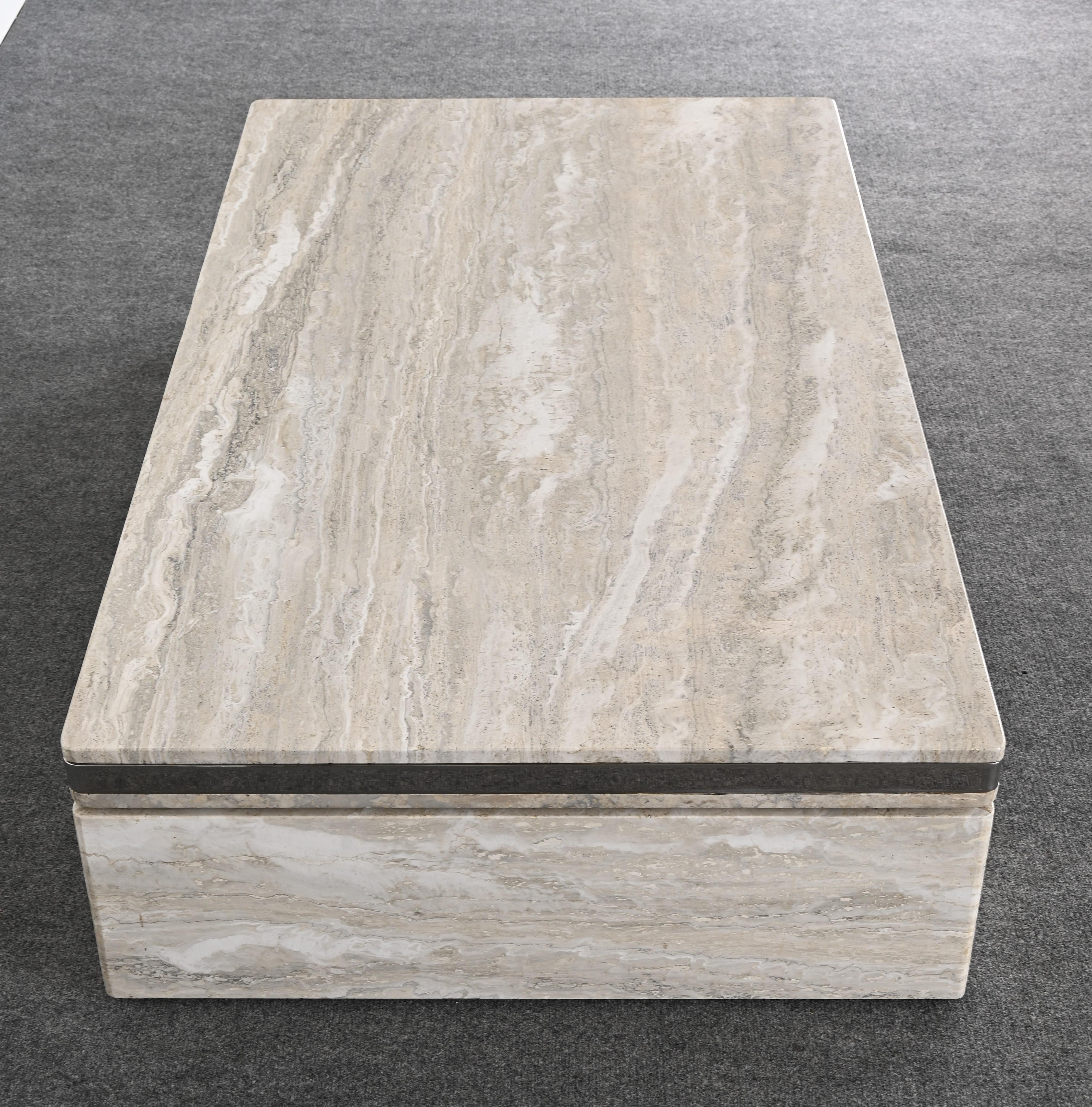 Table basse monumentale en travertin et acier inoxydable style Karl Springer en vente 9